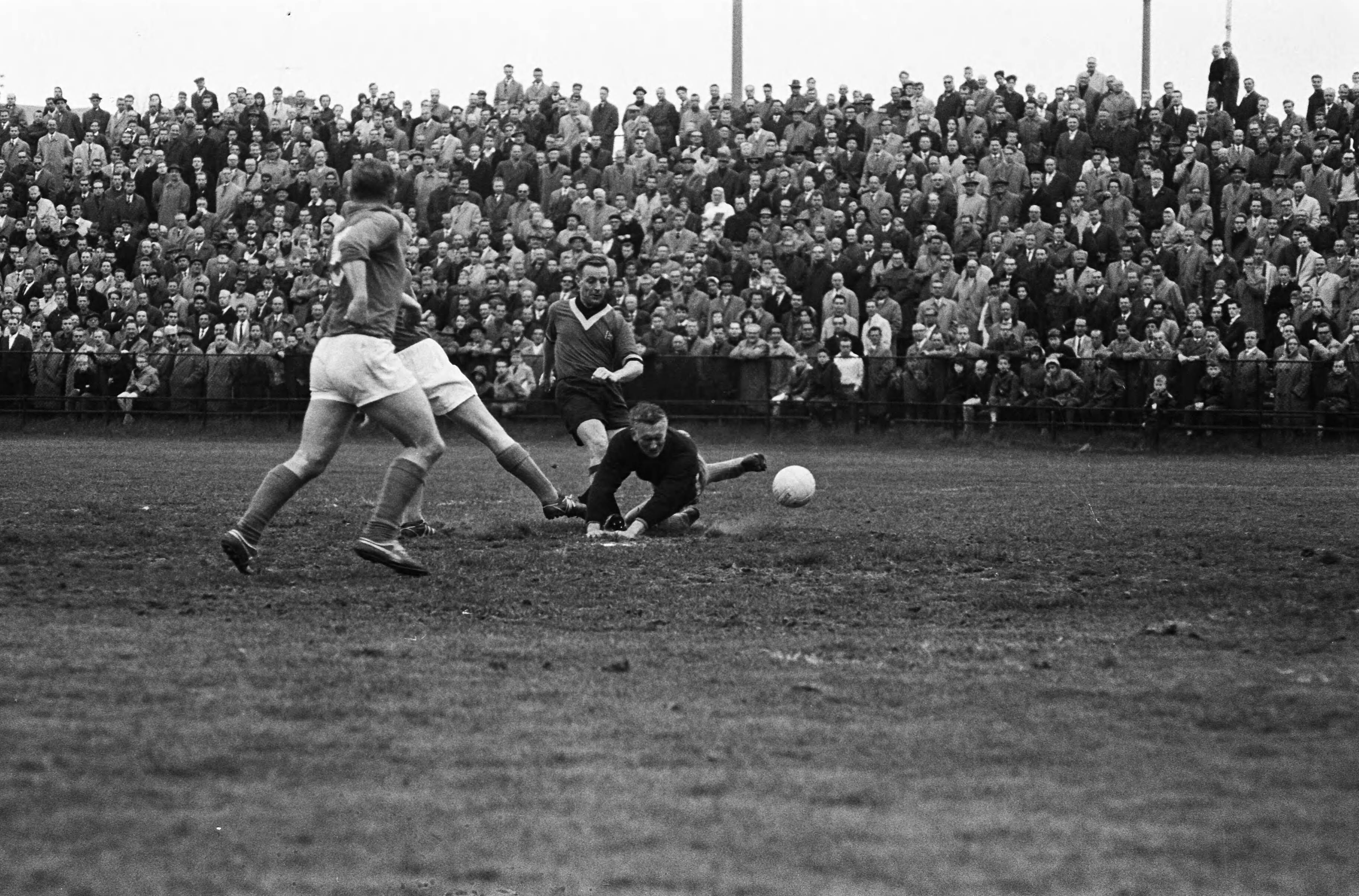 Fotocollectie Anefo — Voetbal. Oud-internationals Nederland tegen België op Houtrust te Den Haag (3-3). Spelmoment, doelman Piet Kraak lijkt mis te tasten — Foto: Koch, Eric / Anefo. Licentie: Set B: Rechtenvrij / Publiek Domein. Bron: Nationaal Archief. http://hdl.handle.net/10648/aa374e86-d0b4-102d-bcf8-003048976d84
