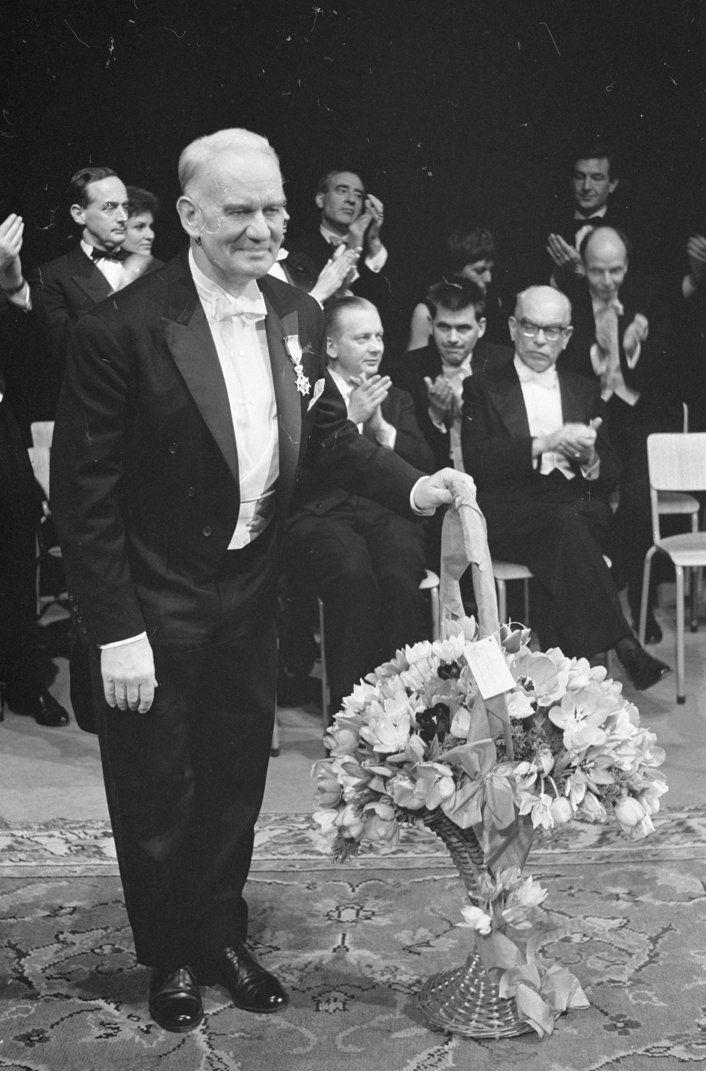 Fotocollectie Anefo — Acteur Cruys Voorbergh, in Koninklijke Schouwburg Den Haag gehuldigd, onderscheiden met de Orde van Oranje Nassau — Foto: Pot, Harry / Anefo. Licentie: Set B: Rechtenvrij / Publiek Domein. Bron: Nationaal Archief. http://hdl.handle.net/10648/a9fa18a4-d0b4-102d-bcf8-003048976d84