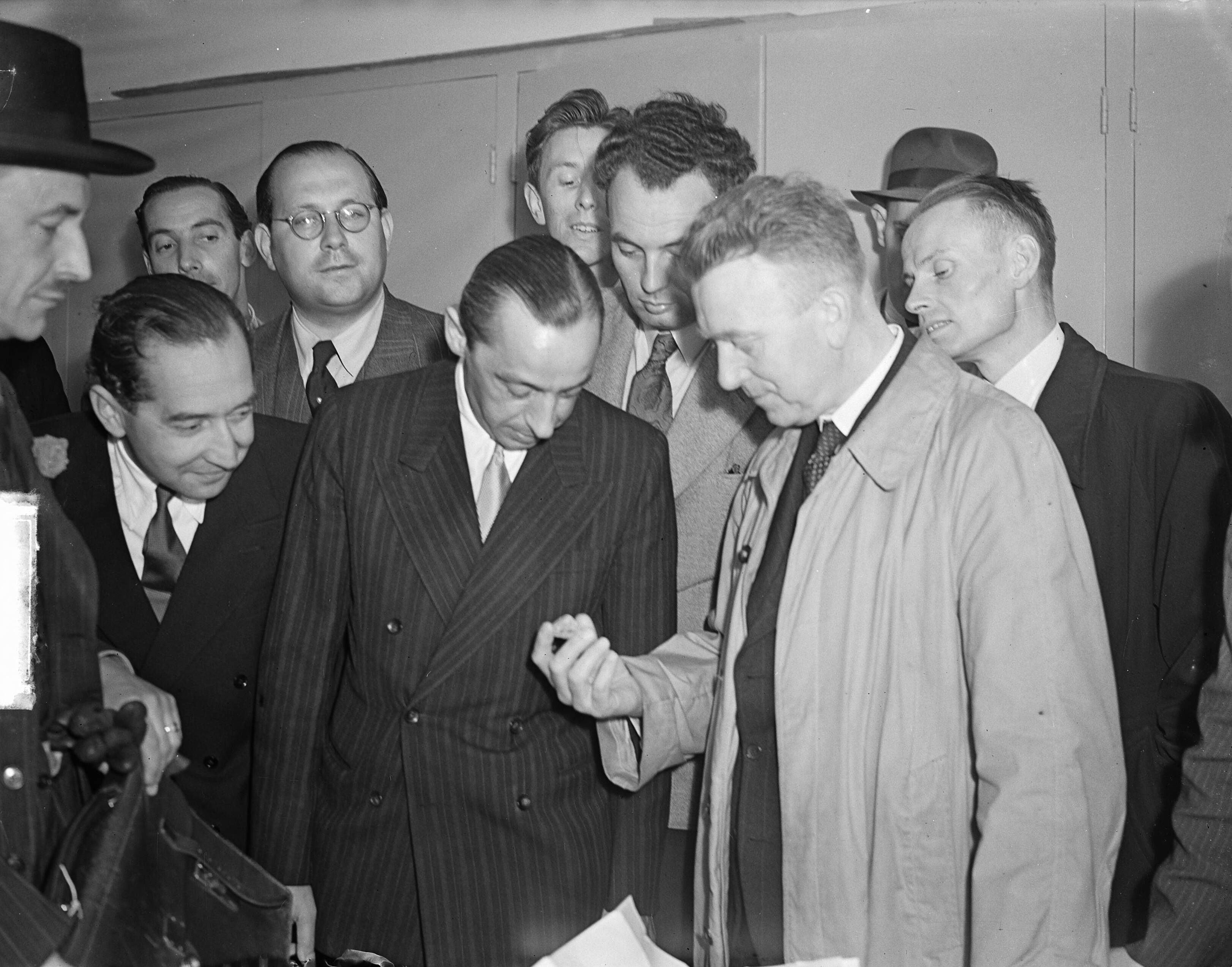Fotocollectie Anefo — Aankomst diamant voor Diamanttenoonstelling Amsterdam op Schiphol — Foto: Noske, J.D. / Anefo. Licentie: Set B: Rechtenvrij / Publiek Domein. Bron: Nationaal Archief. http://hdl.handle.net/10648/a8c91ec6-d0b4-102d-bcf8-003048976d84