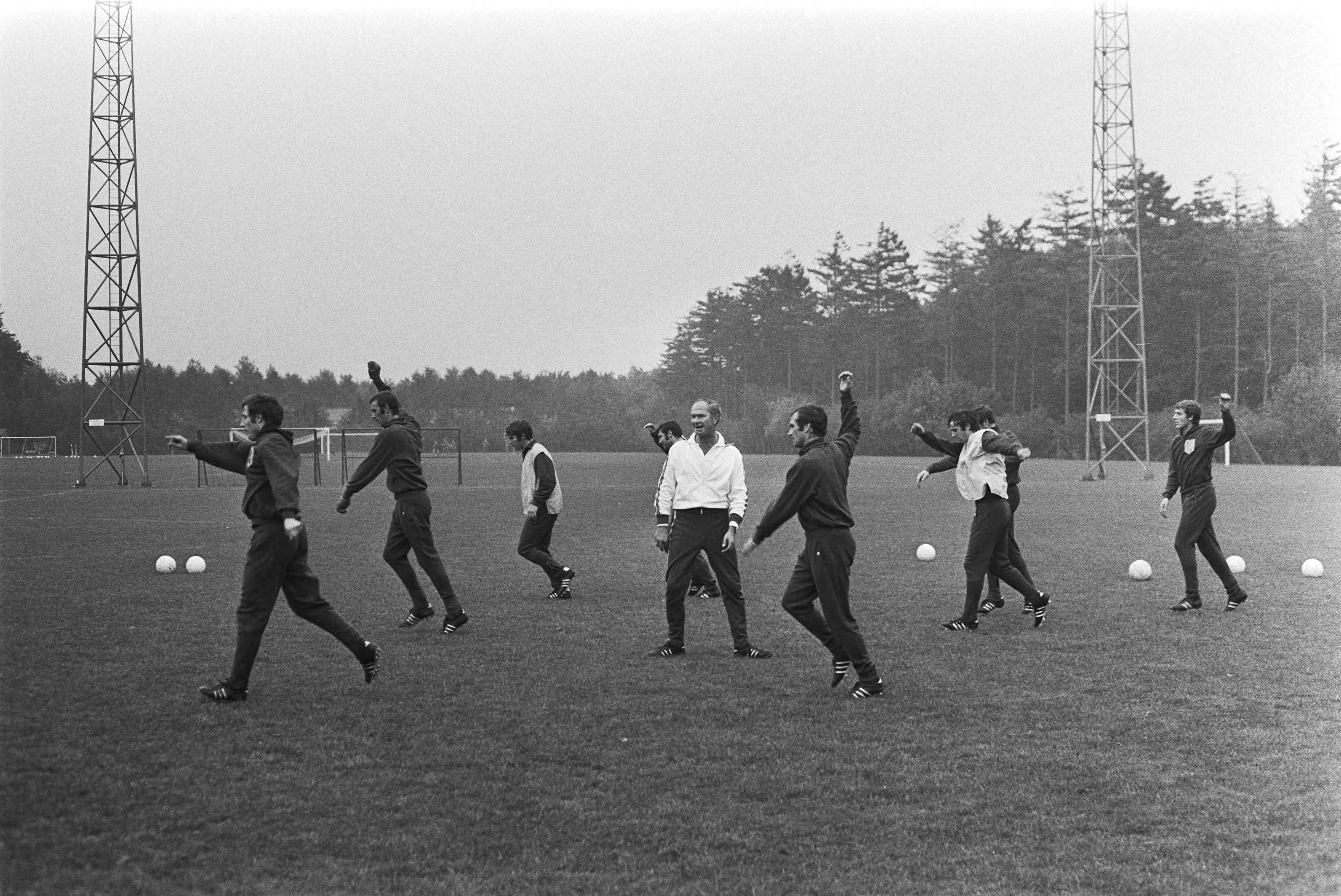 Fotocollectie Anefo — Selectie voor Nederlands elftal traint in KNVB-centrum, Zeist voor wedstrijd tegen Joegoslavie — Foto: Mieremet, Rob / Anefo. Licentie: Set B: Rechtenvrij / Publiek Domein. Bron: Nationaal Archief. http://hdl.handle.net/10648/aba5bfaa-d0b4-102d-bcf8-003048976d84