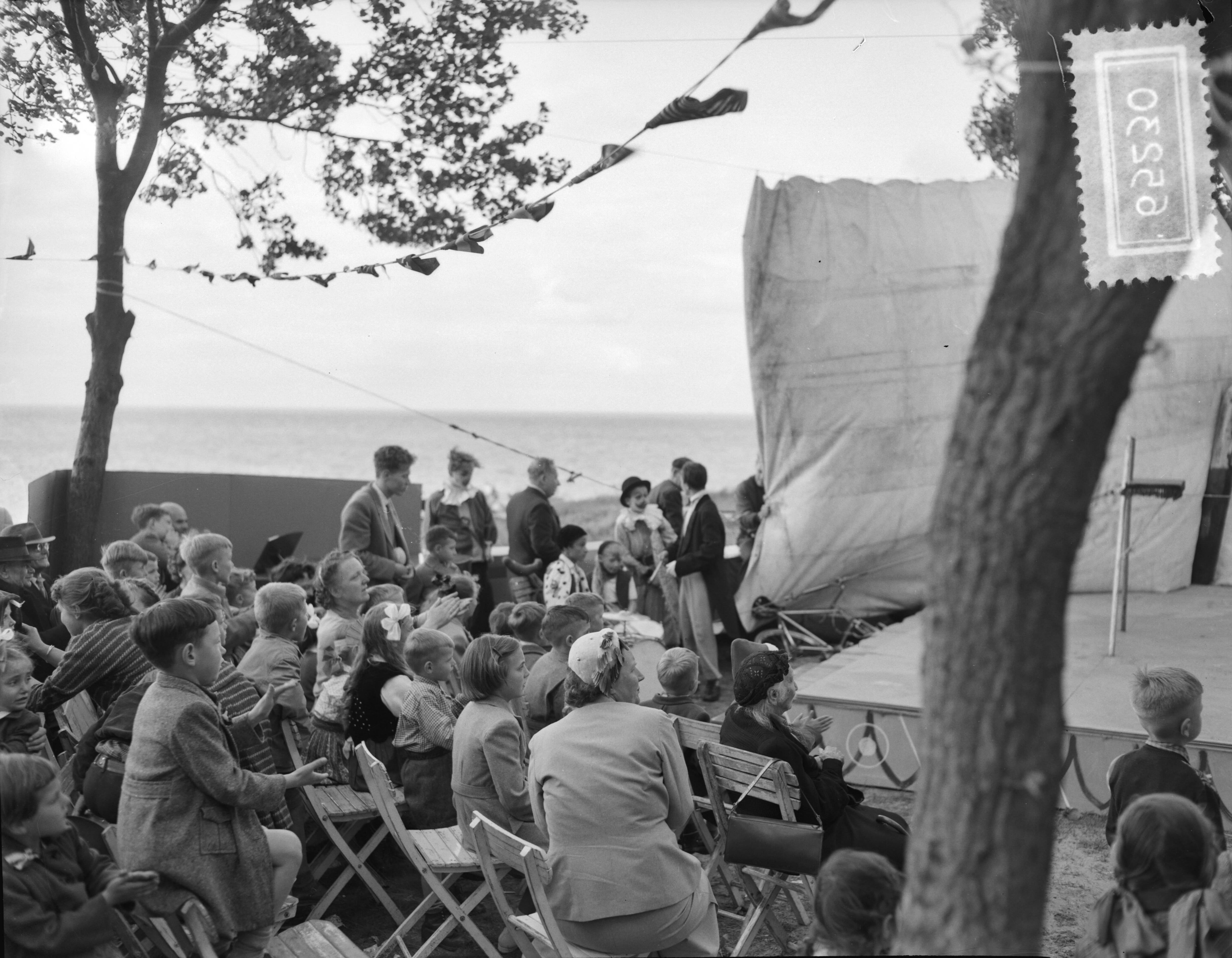 Fotocollectie Anefo — Koningin Juliana en prinses Margriet bezoeken speeltuin "Oud Naarden", geregistreerd door de televisie — Foto: Noske, J.D. / Anefo. Licentie: Set B: Rechtenvrij / Publiek Domein. Bron: Nationaal Archief. http://hdl.handle.net/10648/a923a954-d0b4-102d-bcf8-003048976d84