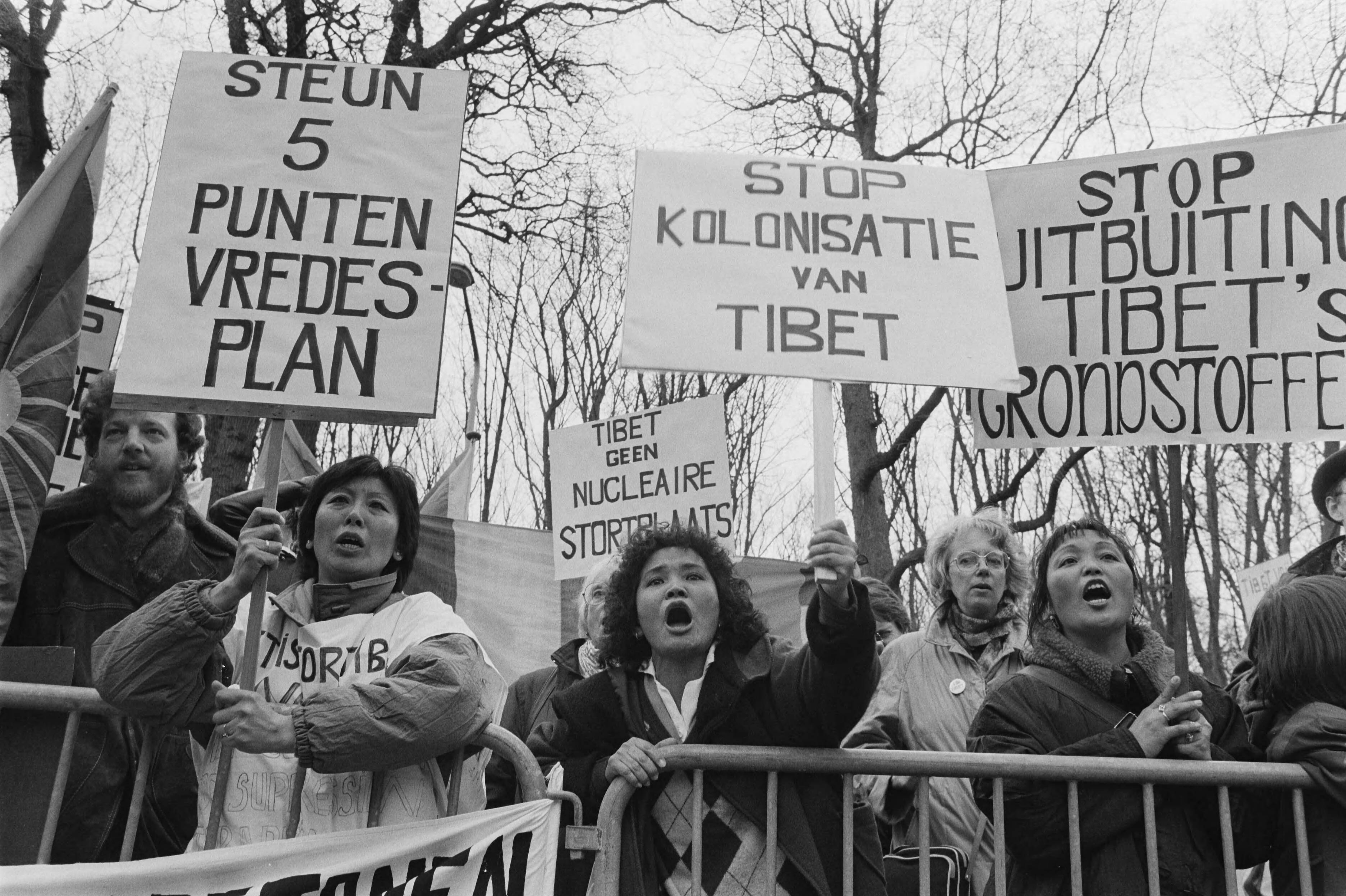 Fotocollectie Anefo — Demonstratie van Tibetanen bij de Chinese ambassade in Den Haag — Foto: Bogaerts, Rob / Anefo. Licentie: Set B: Rechtenvrij / Publiek Domein. Bron: Nationaal Archief. http://hdl.handle.net/10648/ad71750e-d0b4-102d-bcf8-003048976d84