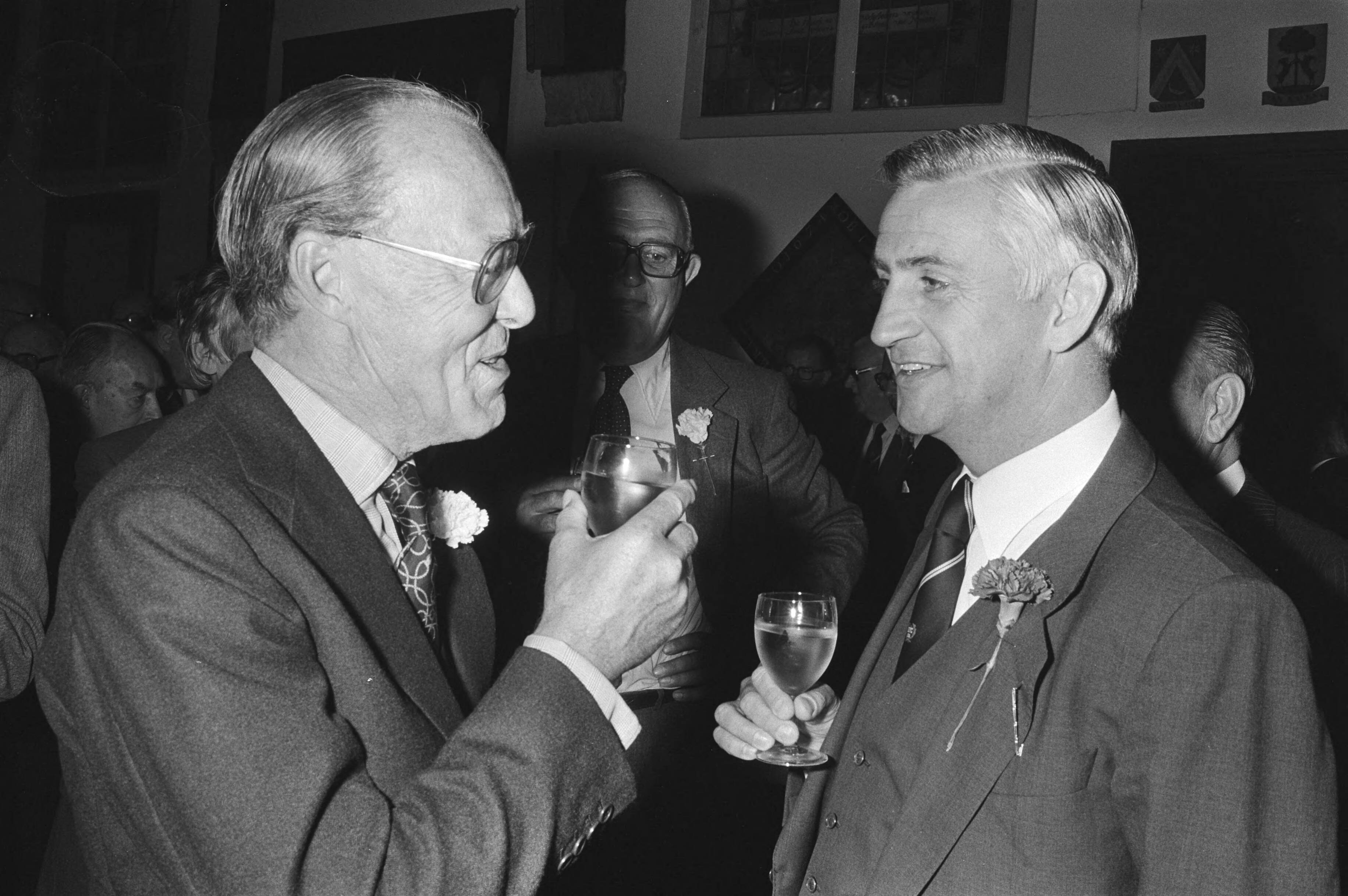 Het 100 jarig jubileum van voetbalclub HFC in Haarlem wordt opgeluisterd door de aanwezigheid van prins Bernhard — Prins Bernhard toost met HFC voorzitter D.A. Oud — Foto: Bogaerts, Rob / Anefo. Licentie: Set B: Rechtenvrij / Publiek Domein. Bron: Nationaal Archief. http://hdl.handle.net/10648/acd0fc46-d0b4-102d-bcf8-003048976d84