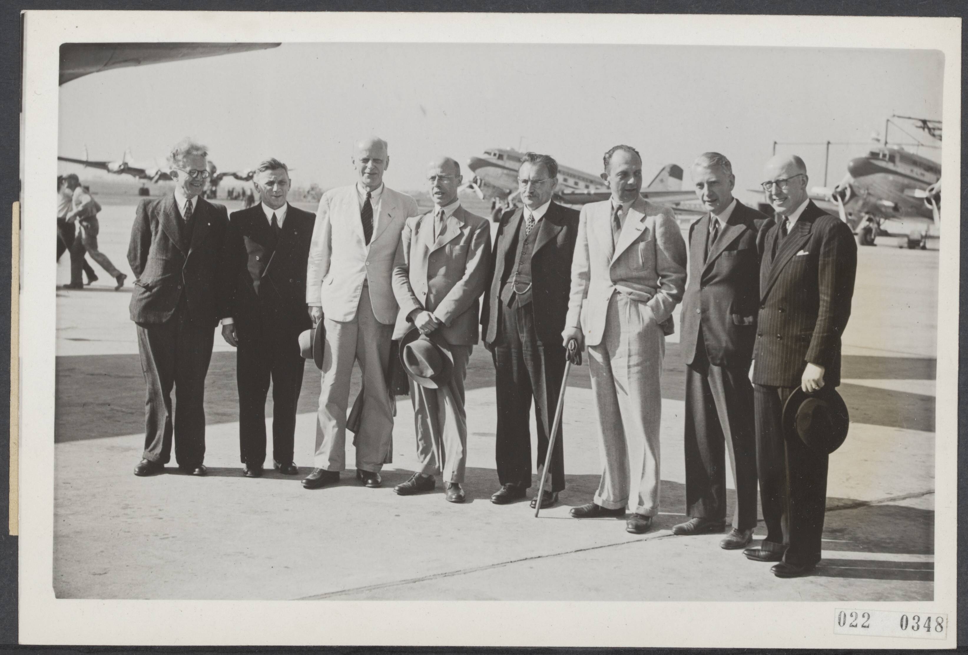 Fotocollectie Elsevier Binnenland — Na een snelle reis arriveerden hedenmiddag de ministers Beel en Jonkman op Schiphol waar een schare autoriteiten en belangstellenden ter begroeting aanwezig waren. Vrijwel het voltallige kabinet was deze middag op Schiphol. Vlnr: dr. Jos Gielen, ir. L. Neher, mr. J.A. Jonkman, dr. L.J.M. Beel, W. Drees, A.H.L.L. Fievez, mr. C.G.W.H. baron van Boetzelaer van Oosterhout, prof. mr. P. Lieftinck — Foto: Wit, Hans de / ANP / Rechtenvrij. Licentie: Set B: Rechtenvrij / Publiek Domein. Bron: Nationaal Archief. http://hdl.handle.net/10648/add1d4ee-d0b4-102d-bcf8-003048976d84