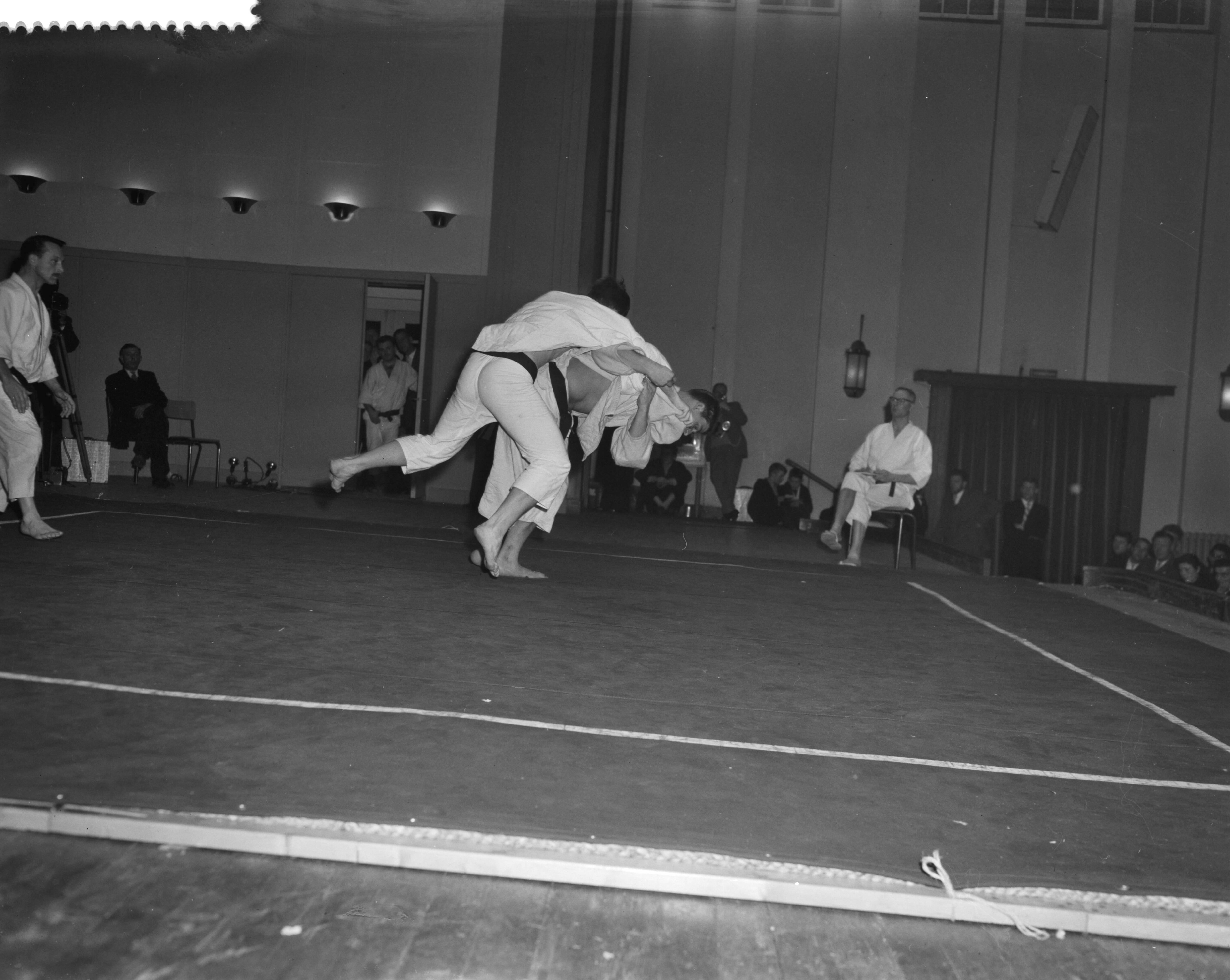 Fotocollectie Anefo — Nederlandse kampioenschappen judo 1959 in het Concertgebouw te Haarlem. De z.g tiende heupworp "Uchi Mata" door Anton Geesink, links zijn tegenstander R. Alberda — Foto: Behrens, Herbert F. / Anefo. Licentie: Set B: Rechtenvrij / Publiek Domein. Bron: Nationaal Archief. http://hdl.handle.net/10648/a98dc10e-d0b4-102d-bcf8-003048976d84
