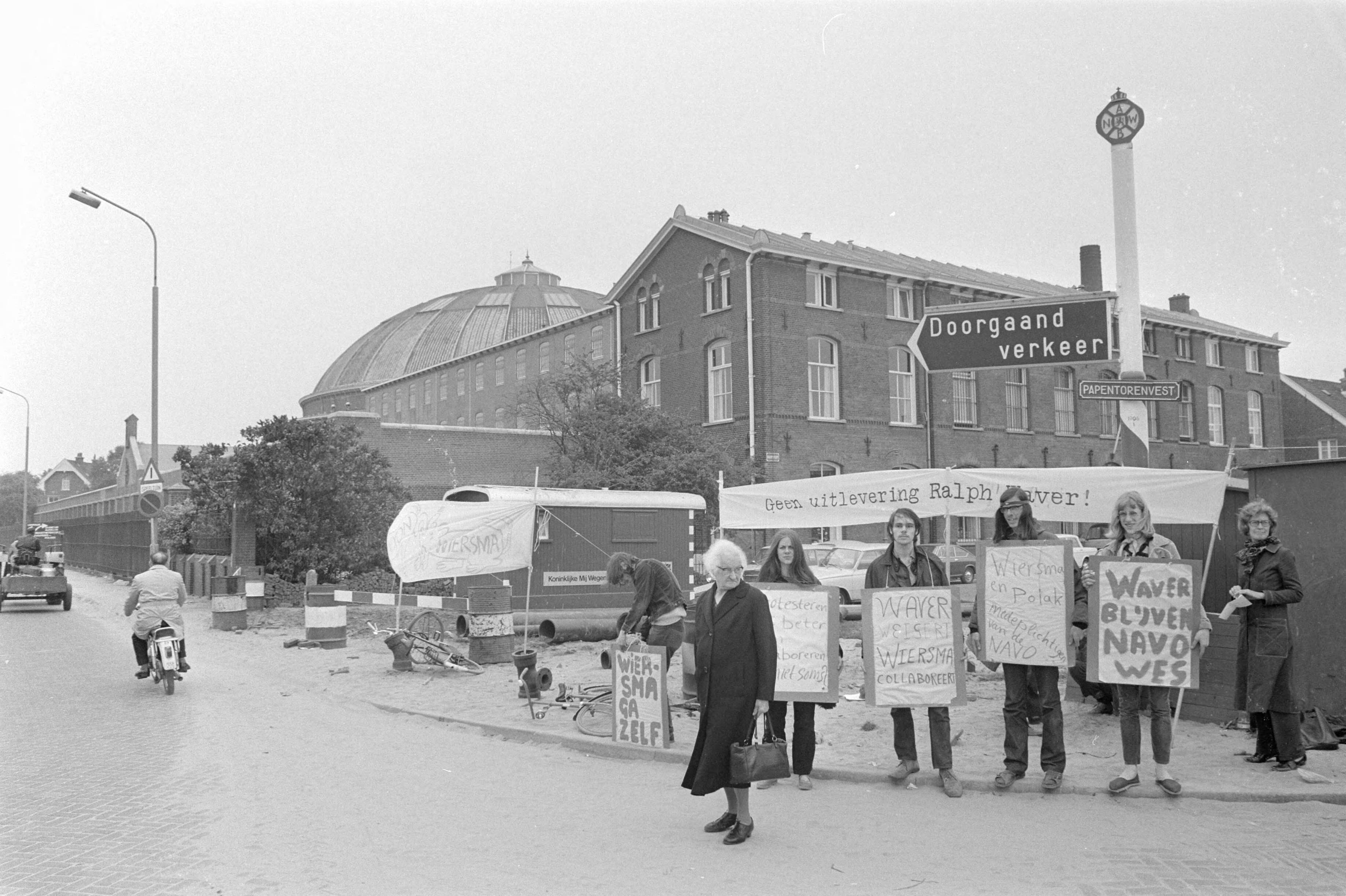 Demonstratie van ongeveer 10 jongeren, georganiseerd door ASVA, voor Huis van Bewaring waar R. Waver gevangen zijn Haarlem — Betogers met borden — Foto: Fotograaf Onbekend / Anefo. Licentie: Set B: Rechtenvrij / Publiek Domein. Bron: Nationaal Archief. http://hdl.handle.net/10648/abc2a304-d0b4-102d-bcf8-003048976d84