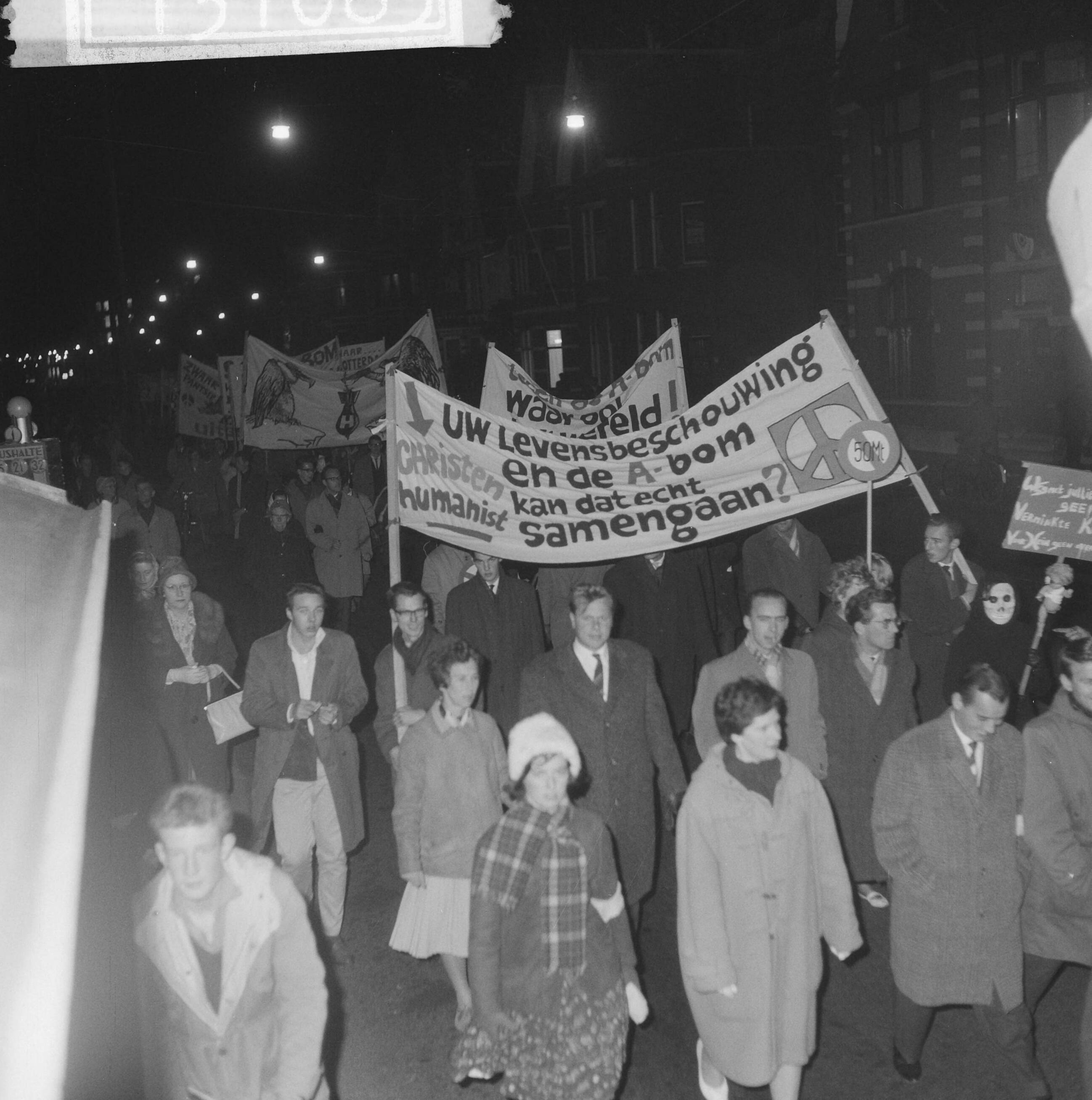 Fotocollectie Anefo — Anti-Atoombommars in Den Haag. De betogers onderweg — Foto: Pot, Harry / Anefo. Licentie: Set B: Rechtenvrij / Publiek Domein. Bron: Nationaal Archief. http://hdl.handle.net/10648/a9e991e6-d0b4-102d-bcf8-003048976d84