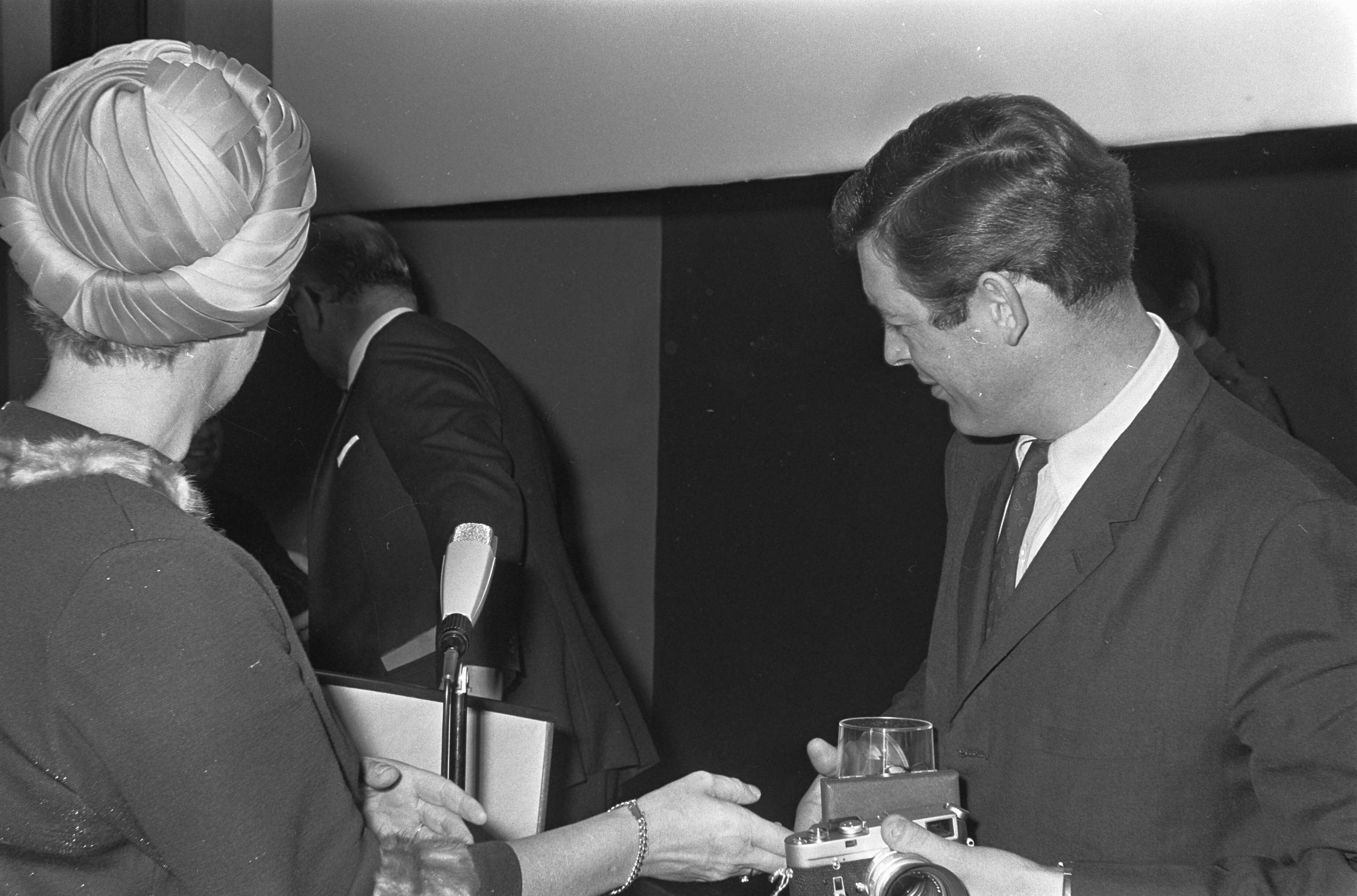 Fotocollectie Anefo — World Press Photo 1967 te Den Haag , winnaar Cor Rentmeester met medaille bij zijn foto — Foto: Evers, Joost / Anefo. Licentie: Set B: Rechtenvrij / Publiek Domein. Bron: Nationaal Archief. http://hdl.handle.net/10648/ab3023bc-d0b4-102d-bcf8-003048976d84