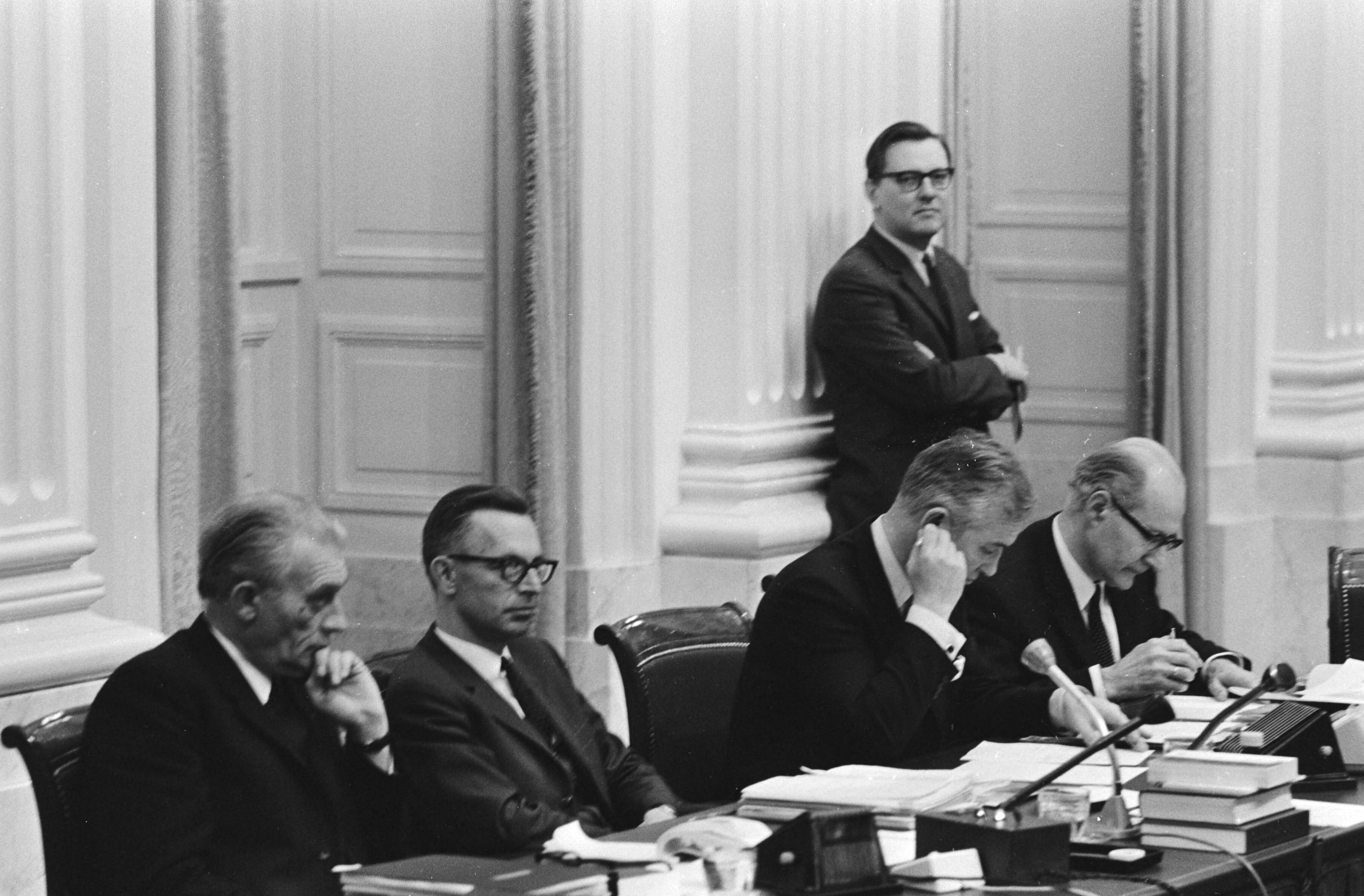 Fotocollectie Anefo — Tweede Kamer behandelt brieven van ministerie van Sociale Zaken, Economische Zaken en Volkshuisvesting m.b.t. Oost-Groningen; regeringstafel en staand — Foto: Mieremet, Rob / Anefo. Licentie: Set B: Rechtenvrij / Publiek Domein. Bron: Nationaal Archief. http://hdl.handle.net/10648/abb1926c-d0b4-102d-bcf8-003048976d84