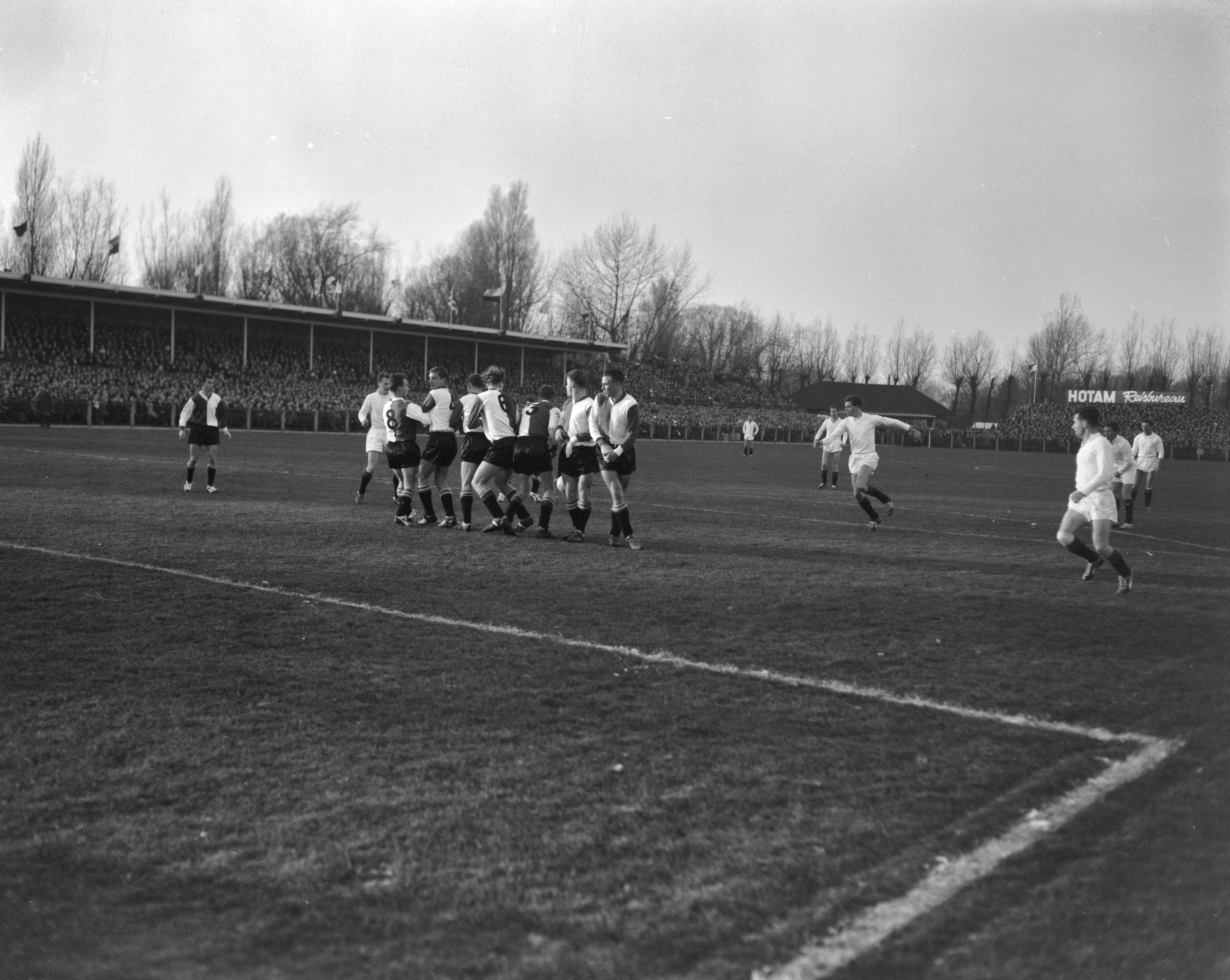 Fotocollectie Anefo — Voetbal. ADO tegen Feijenoord 5-2. Spelmoment, vrije trap ADO — Foto: Bilsen, Joop van / Anefo. Licentie: Set B: Rechtenvrij / Publiek Domein. Bron: Nationaal Archief. http://hdl.handle.net/10648/a9f07506-d0b4-102d-bcf8-003048976d84