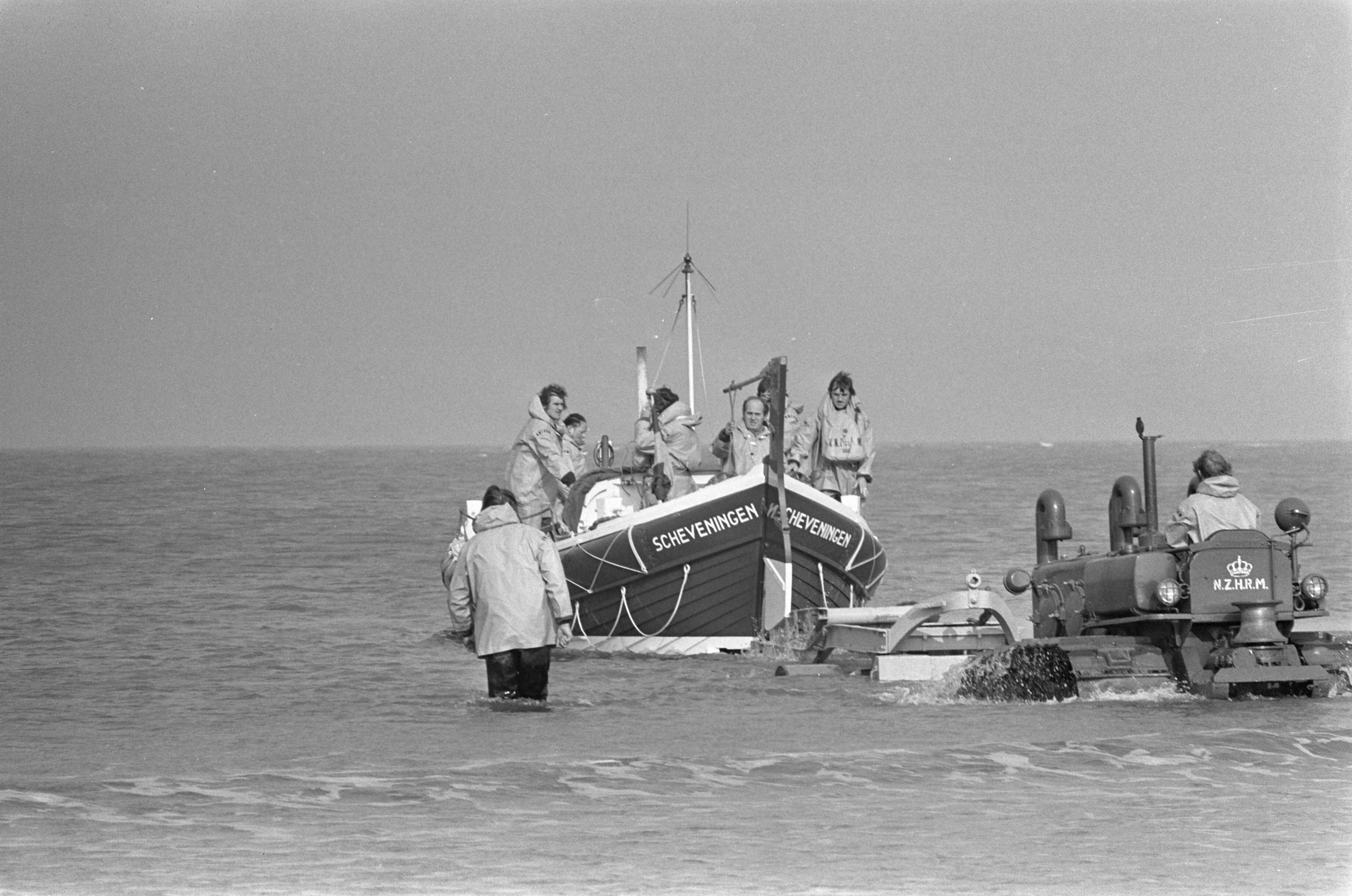 Fotocollectie Anefo — Boek Redden van Evert Werkman gepresenteerd in Scheveningen t.g.v. 150-jarig jubileum van de Reddingmaatschappijen KNZHRM en KZHMRS — Foto: Peters, Hans / Anefo. Licentie: Set B: Rechtenvrij / Publiek Domein. Bron: Nationaal Archief. http://hdl.handle.net/10648/ac581a10-d0b4-102d-bcf8-003048976d84