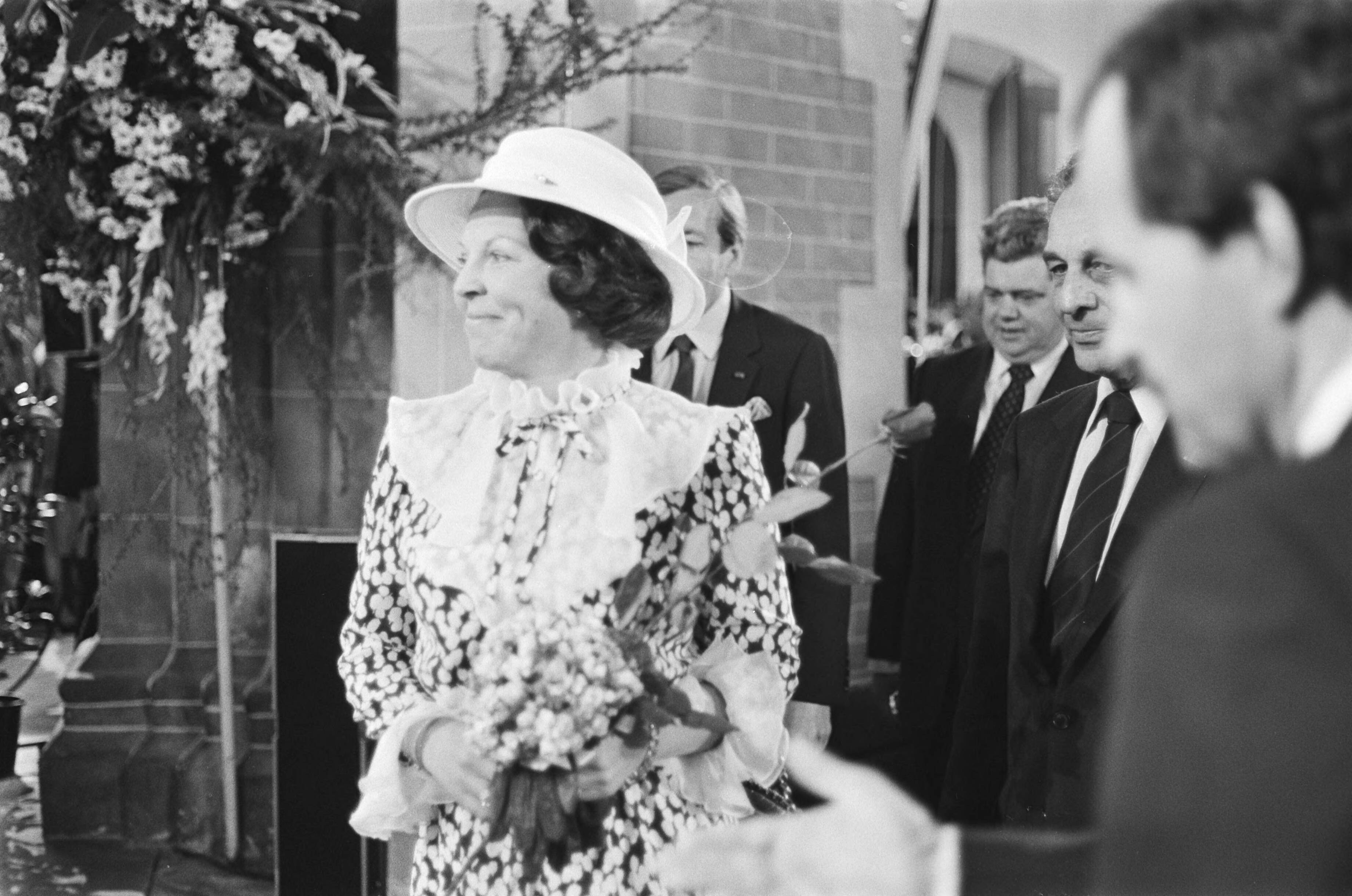Fotocollectie Anefo — Koningin Beatrix en Prins Claus woonden de Centrale bevrijdingsmanifestatie in Groningen bij — Foto: Dijk, Hans van / Anefo. Licentie: Set B: Rechtenvrij / Publiek Domein. Bron: Nationaal Archief. http://hdl.handle.net/10648/ad16b664-d0b4-102d-bcf8-003048976d84