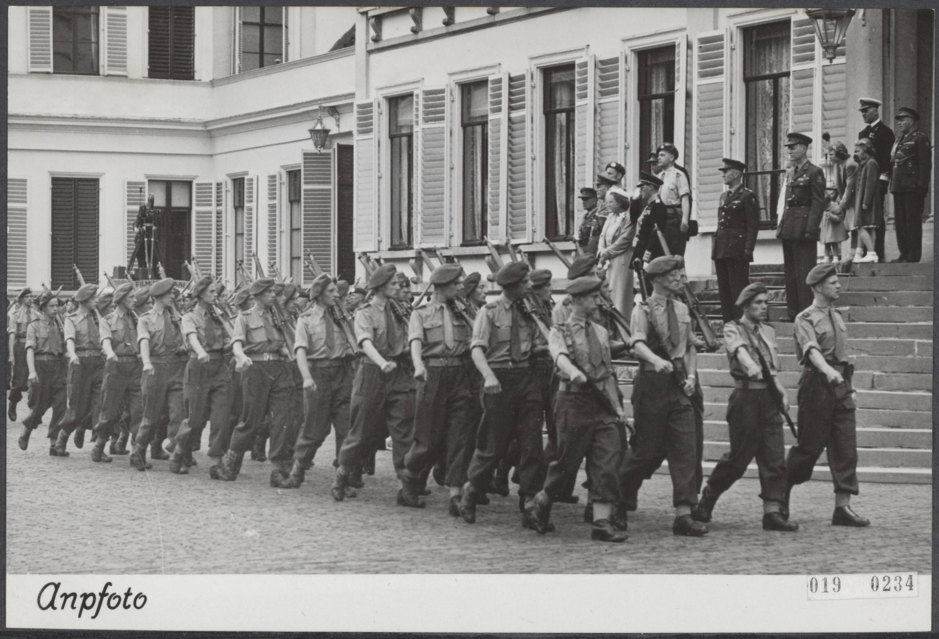 Fotocollectie Elsevier Binnenland — Jubilerende garderegimenten defileren voor het koninklijk paar op paleis Soestdijk — Foto: ANP / RVD of rechtenvrij. Licentie: Set B: Rechtenvrij / Publiek Domein. Bron: Nationaal Archief. http://hdl.handle.net/10648/adc5e5da-d0b4-102d-bcf8-003048976d84