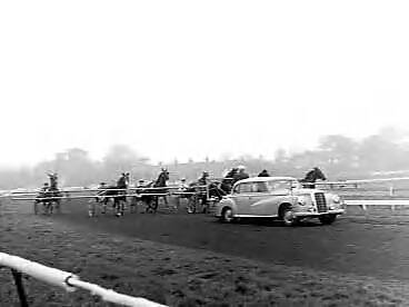 Fotocollectie Anefo — Internationale draverijen Duindigt. Starten met auto met inklapbare startstellage — Foto: Bilsen, Joop van / Anefo. Licentie: Set B: Rechtenvrij / Publiek Domein. Bron: Nationaal Archief. http://hdl.handle.net/10648/a950ba70-d0b4-102d-bcf8-003048976d84