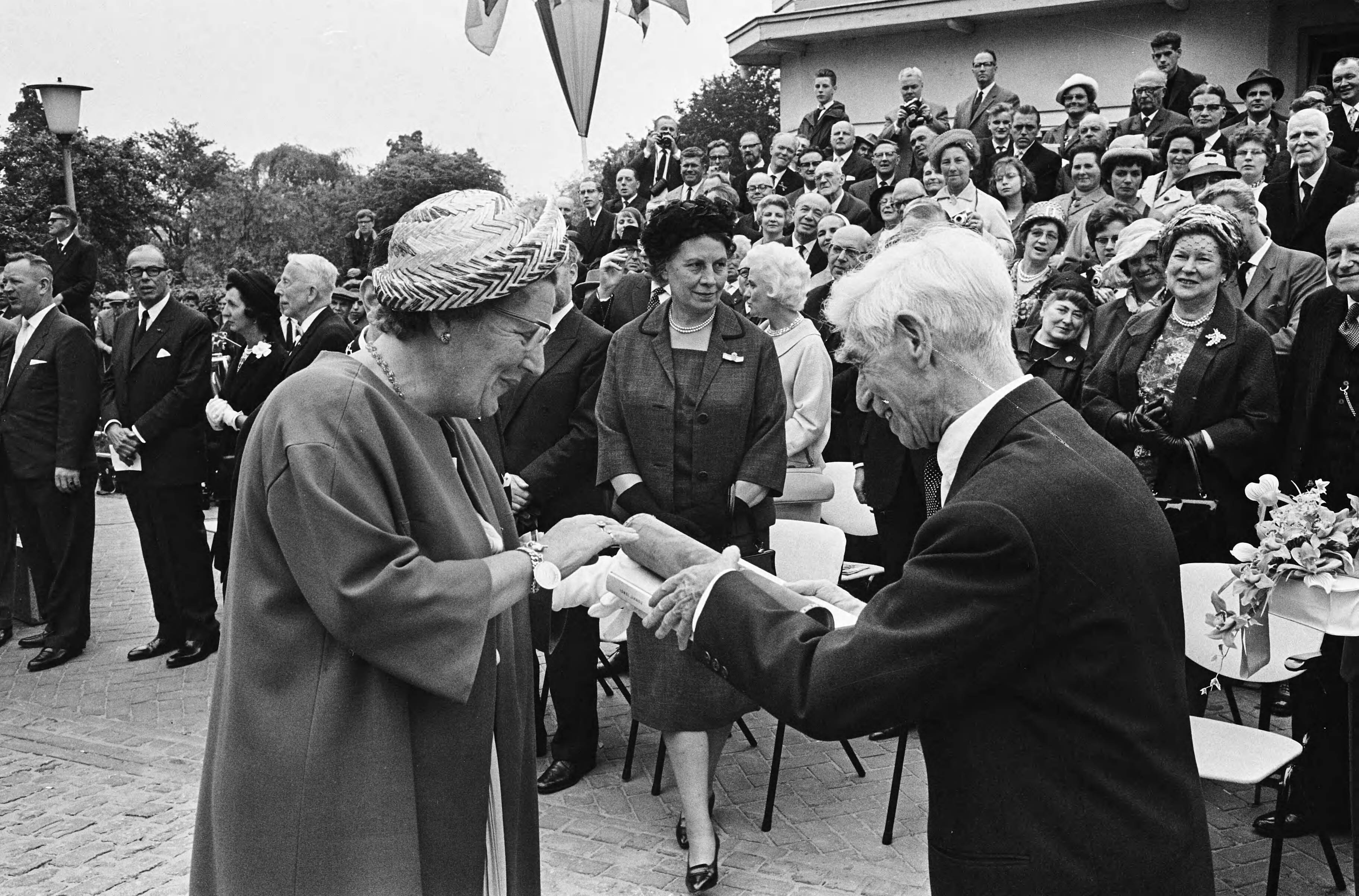 Koningin Juliana onthult het Van Gogh-monument in Zundert — Kunstenaar Ossip Zadkine overhandigt koningin Juliana een gravure en een boek — Foto: Fotograaf Onbekend / Anefo. Licentie: Set B: Rechtenvrij / Publiek Domein. Bron: Nationaal Archief. http://hdl.handle.net/10648/aa6afa24-d0b4-102d-bcf8-003048976d84