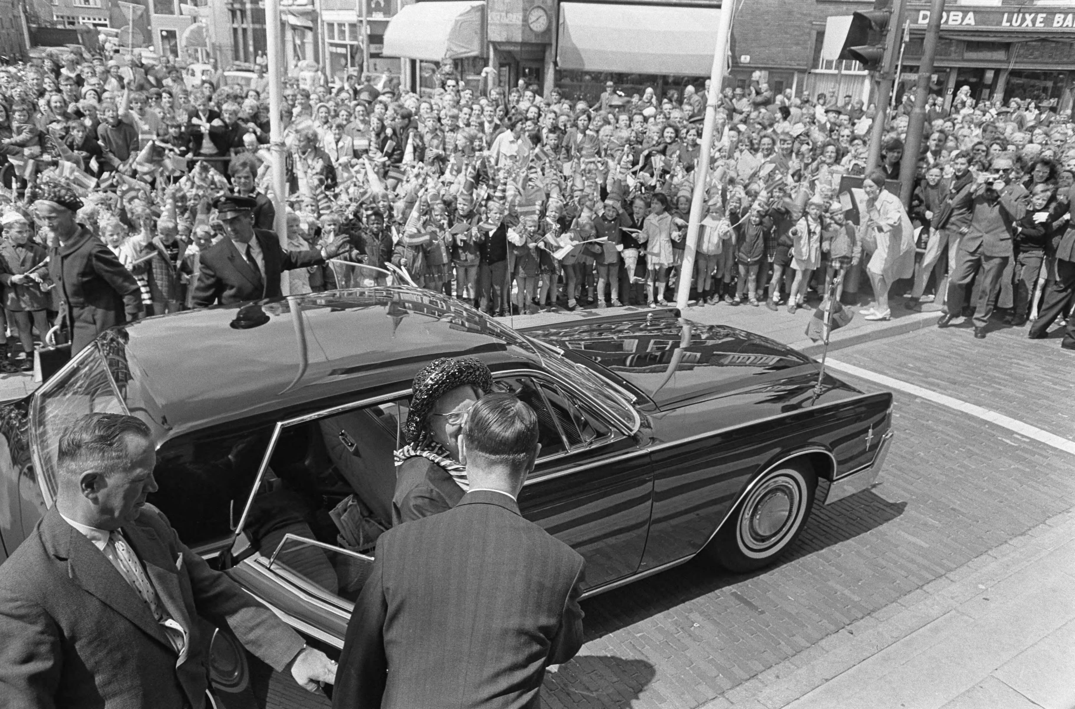 Koningin Juliana opent de Coentunnel — Koningin Jualiana komt aan bij het stadhuis van Zaandam — Foto: Fotograaf Onbekend / Anefo. Licentie: Set B: Rechtenvrij / Publiek Domein. Bron: Nationaal Archief. http://hdl.handle.net/10648/aaef8884-d0b4-102d-bcf8-003048976d84