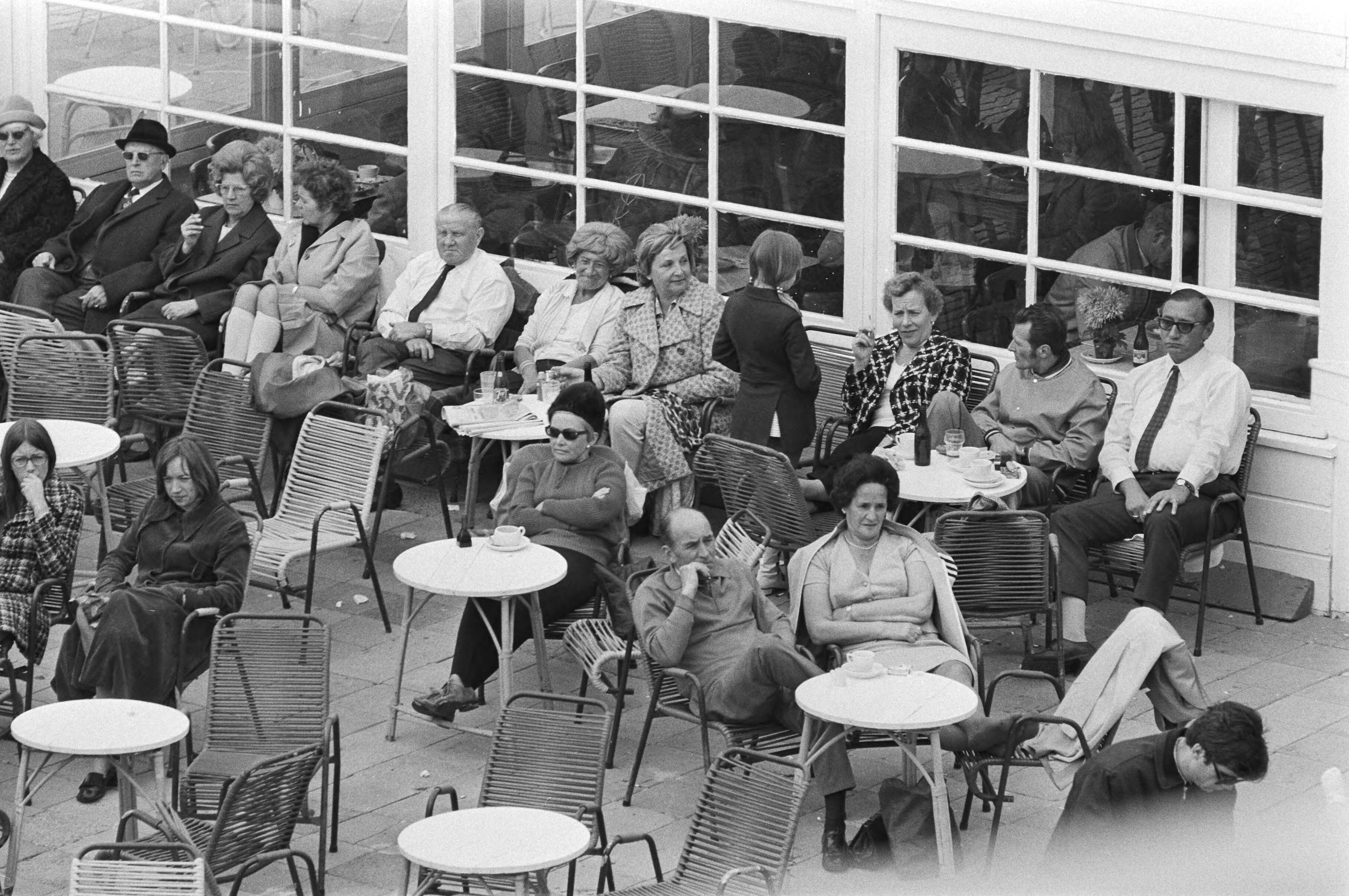 Zandvoort — Mensen op een terras — Foto: Fotograaf Onbekend / Anefo. Licentie: Set B: Rechtenvrij / Publiek Domein. Bron: Nationaal Archief. http://hdl.handle.net/10648/abbaf44c-d0b4-102d-bcf8-003048976d84