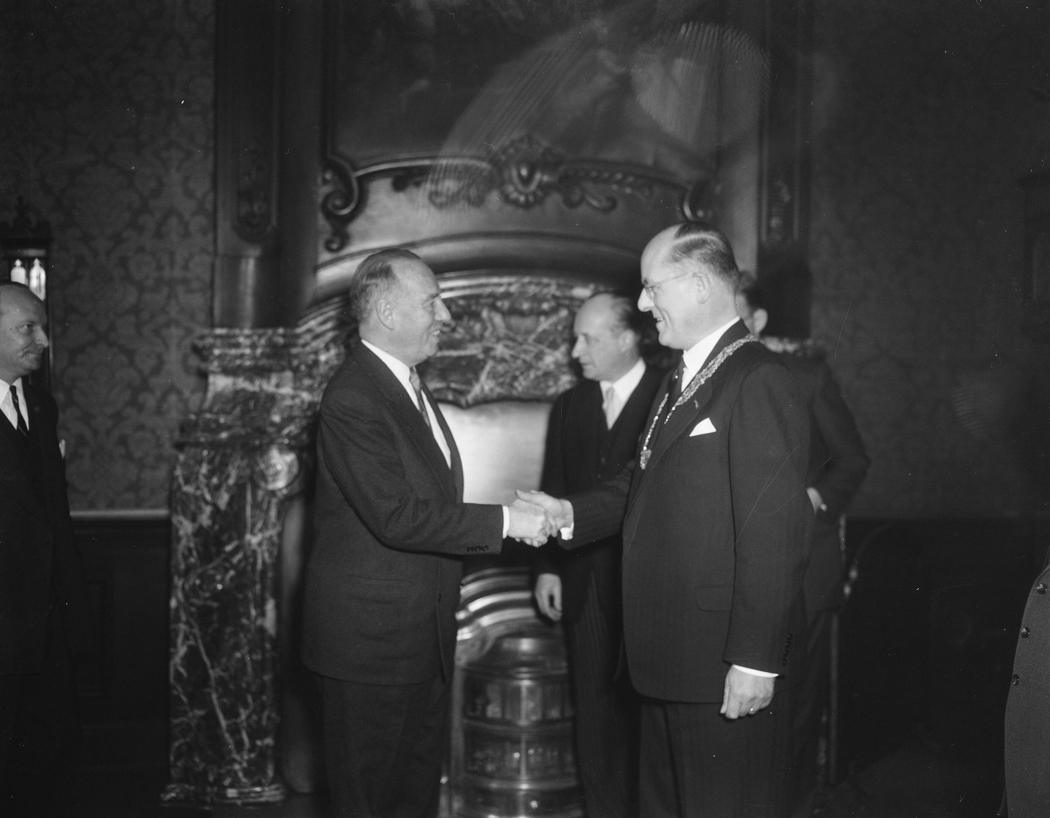Zes landen ministersconferentie te Den Haag — Zes landen ministersconferentie te Den Haag. De Belgische minister Paul van Zeeland wordt begroet door burgemeester mr. F.M.A. Schokking van Den Haag — Foto: Duinen, G.W. van / Anefo. Licentie: Set B: Rechtenvrij / Publiek Domein. Bron: Nationaal Archief. http://hdl.handle.net/10648/a9184c94-d0b4-102d-bcf8-003048976d84