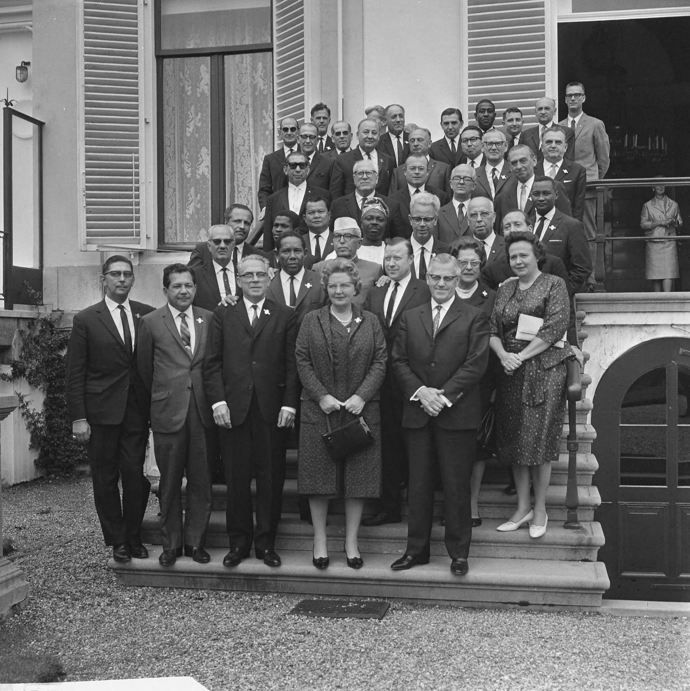 Koningin Juliana ontvangt op paleis Soestdijk een delegatie van het IVVV-congres — Koningin Juliana te midden van de delegatie; rechts naast haar de heer A. Geyer, voorzitter van het IVVV — Foto: Koch, Eric / Anefo. Licentie: Set B: Rechtenvrij / Publiek Domein. Bron: Nationaal Archief. http://hdl.handle.net/10648/aab3deba-d0b4-102d-bcf8-003048976d84
