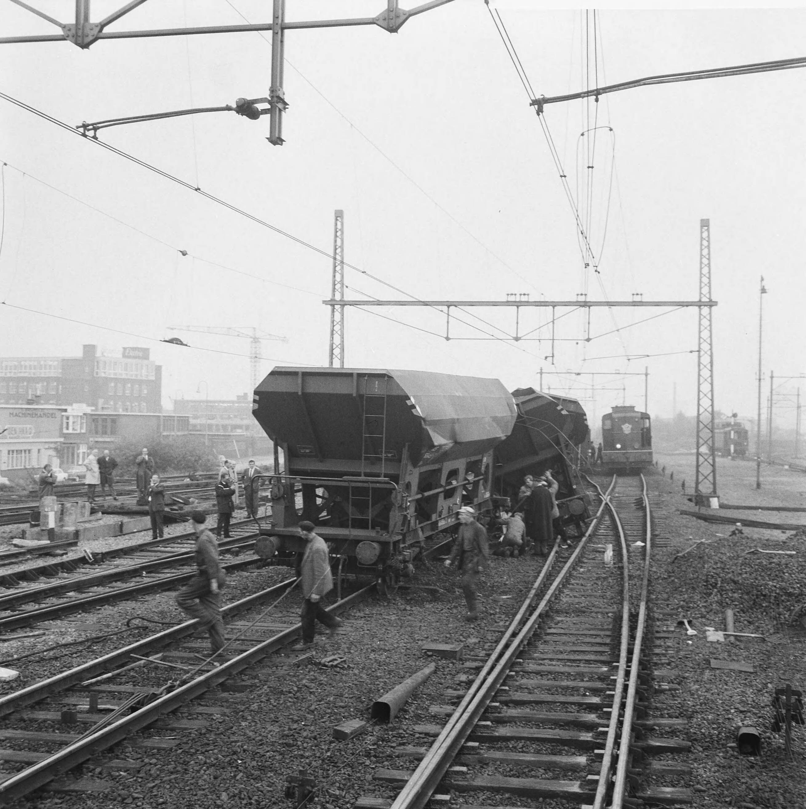 Fotocollectie Anefo — Goederentrein op het station Hollands-Spoor te Den Haag ontspoord, overzicht ravage — Foto: Evers, Joost / Anefo. Licentie: Set B: Rechtenvrij / Publiek Domein. Bron: Nationaal Archief. http://hdl.handle.net/10648/aac118fa-d0b4-102d-bcf8-003048976d84