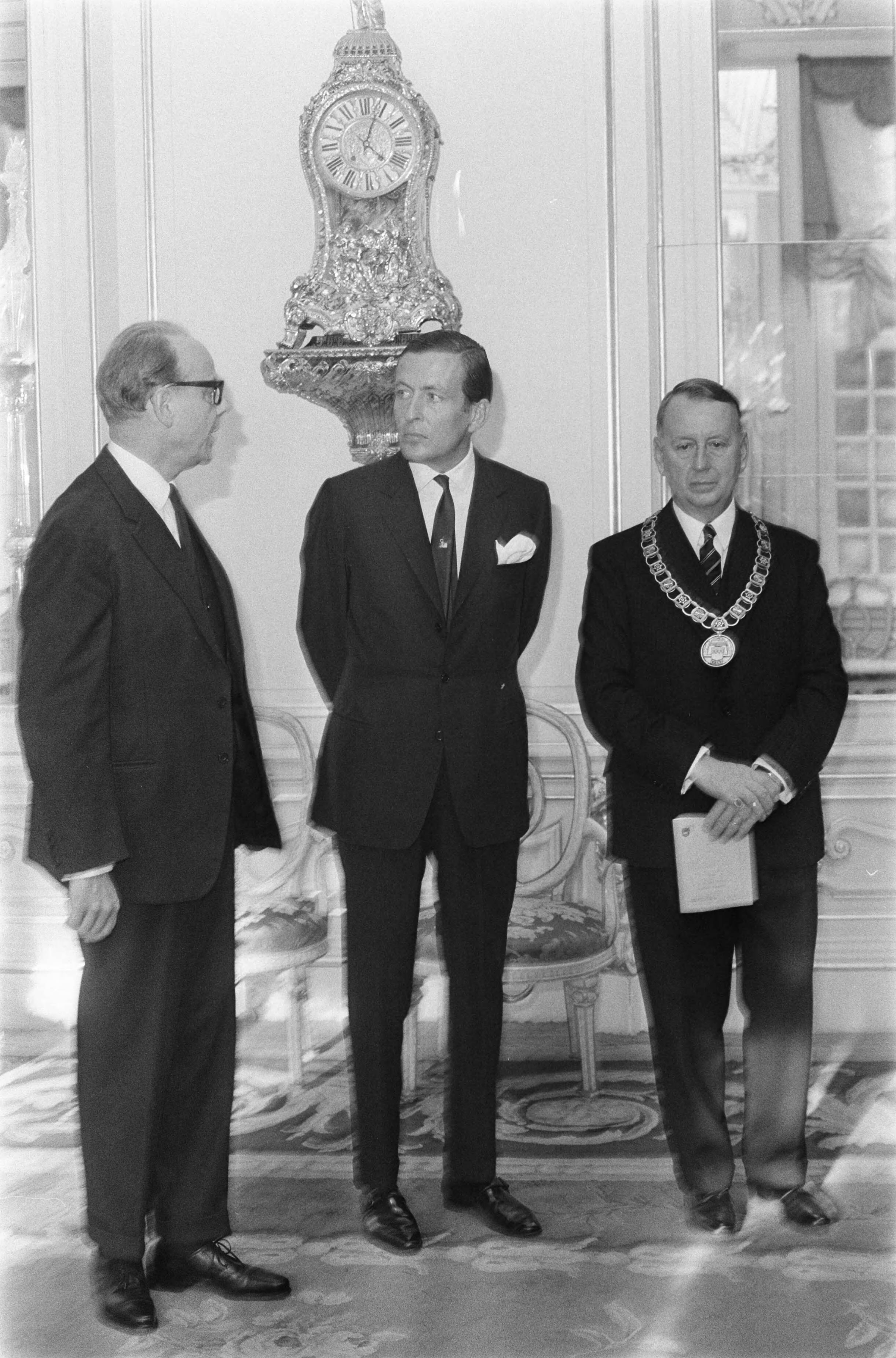 Fotocollectie Anefo — Prins Claus opent het gerestaureerde Slot Zeist te Zeist. Bezichtiging Slot, 15.16 Prins Claus, burgemeester mr. dr. A. A. H. Stolk van Zeist / — Foto: Mieremet, Rob / Anefo. Licentie: Set B: Rechtenvrij / Publiek Domein. Bron: Nationaal Archief. http://hdl.handle.net/10648/ab7c5a2a-d0b4-102d-bcf8-003048976d84