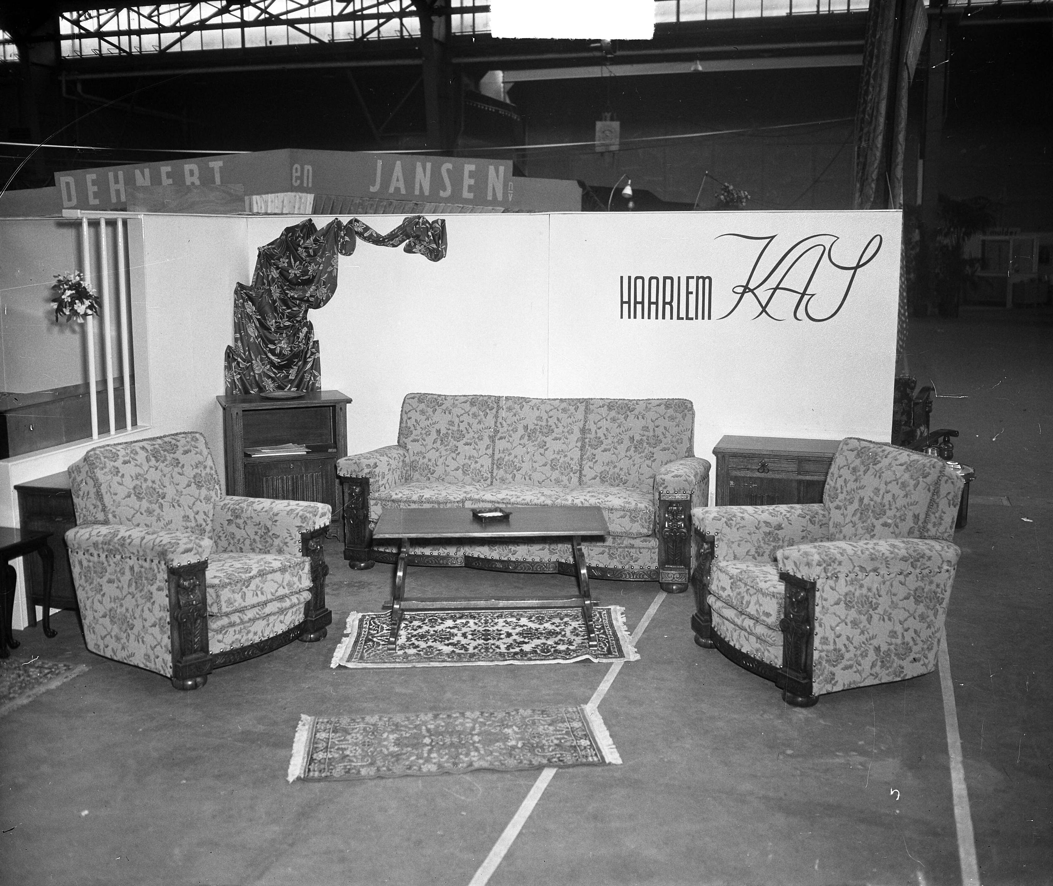 Fotocollectie Anefo — Meubelbeurs in Houtrust Den Haag — Foto: Duinen, H. van / Anefo. Licentie: Set B: Rechtenvrij / Publiek Domein. Bron: Nationaal Archief. http://hdl.handle.net/10648/a8e70a80-d0b4-102d-bcf8-003048976d84