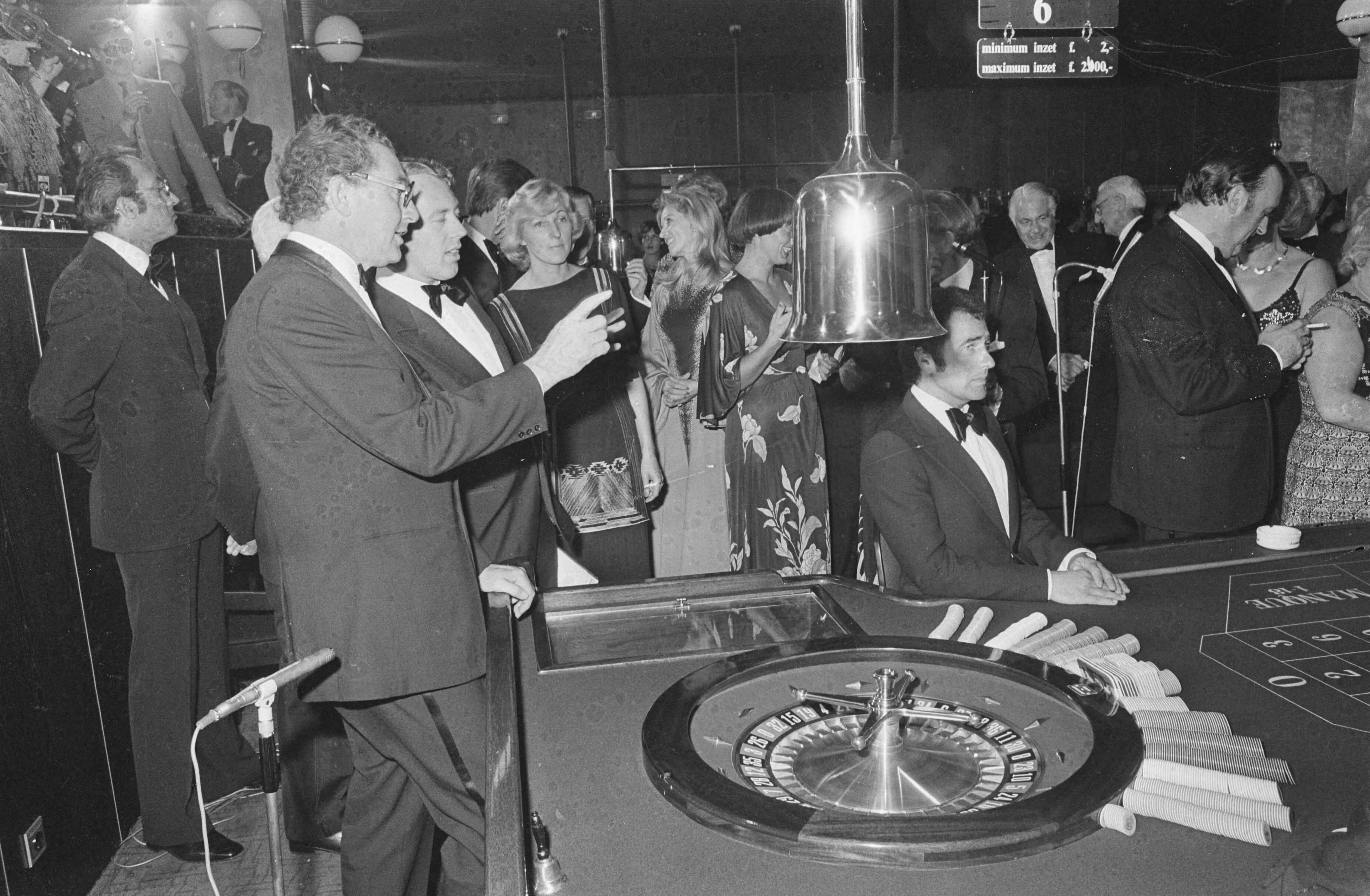 Fotocollectie Anefo — Opening Casino Zandvoort; overzicht van het casino in bedrijf — Foto: Peters, Hans / Anefo. Licentie: Set B: Rechtenvrij / Publiek Domein. Bron: Nationaal Archief. http://hdl.handle.net/10648/ad7a1696-d0b4-102d-bcf8-003048976d84