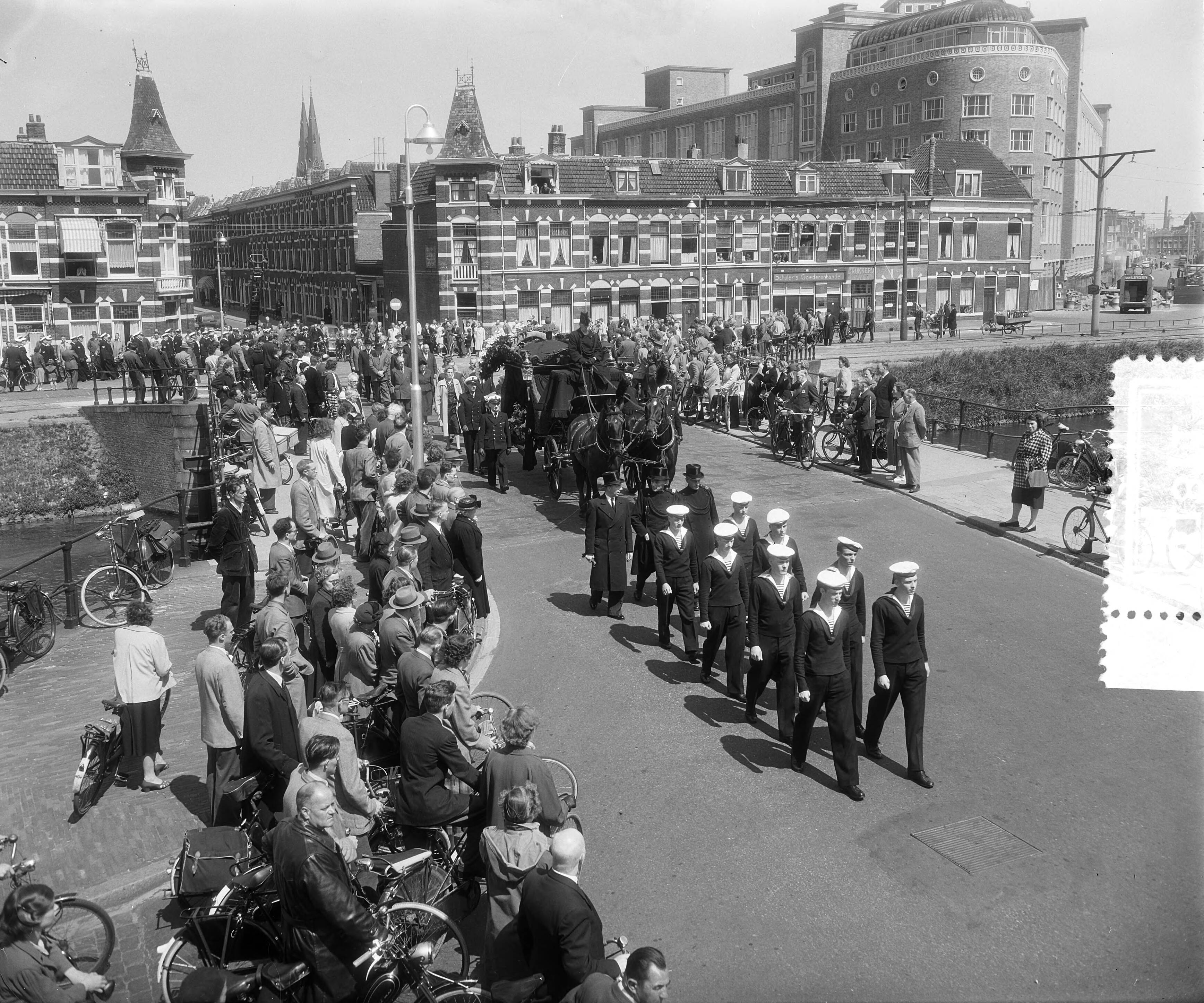 Fotocollectie Anefo — Marinebegrafenis te Den Haag — Foto: Rossem, Wim van / Anefo. Licentie: Set B: Rechtenvrij / Publiek Domein. Bron: Nationaal Archief. http://hdl.handle.net/10648/a936c7b4-d0b4-102d-bcf8-003048976d84