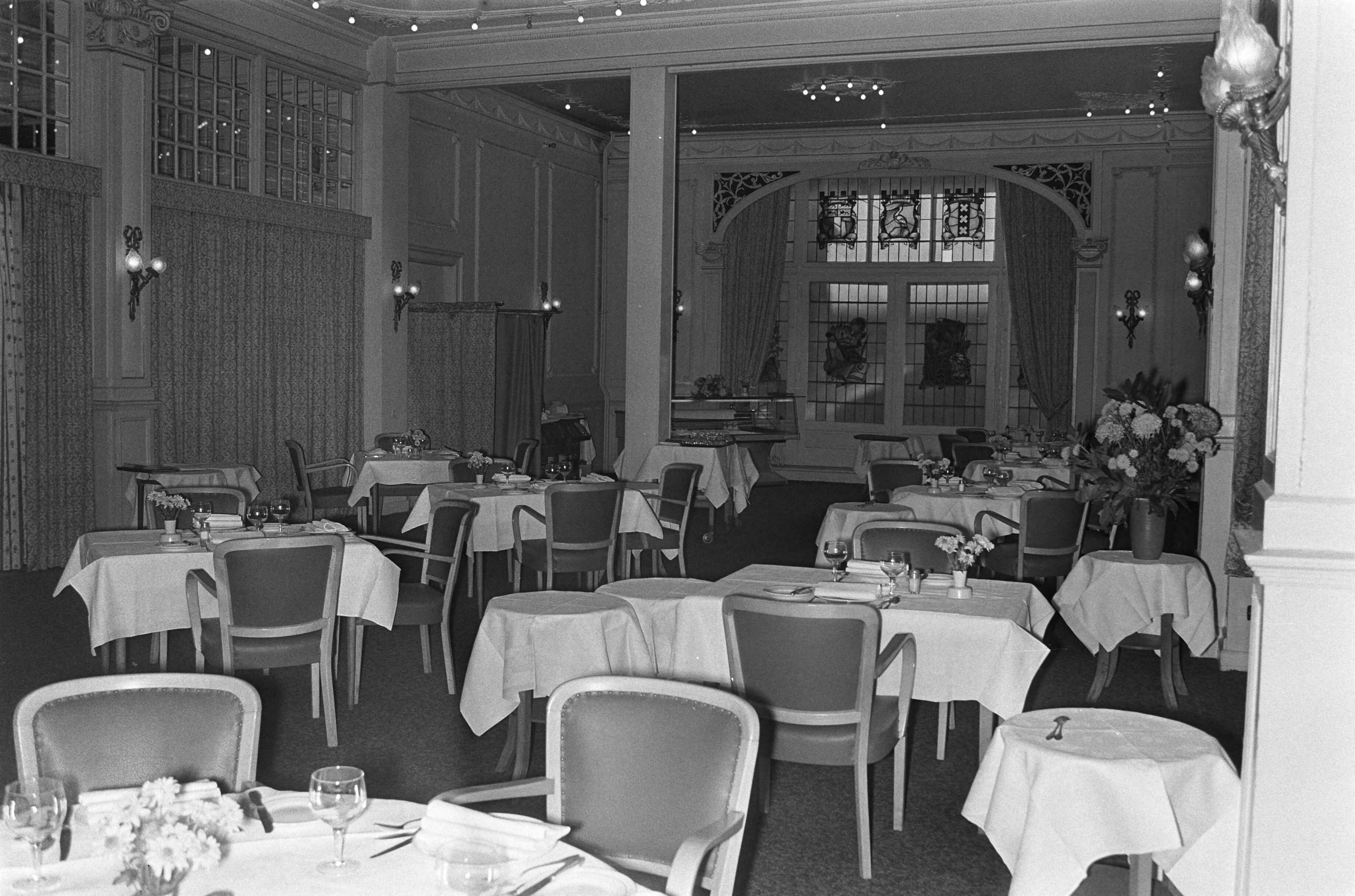 Fotocollectie Anefo — Hotel des Indes , Den Haag sluit vandaag, interieur — Foto: Peters, Hans / Anefo. Licentie: Set B: Rechtenvrij / Publiek Domein. Bron: Nationaal Archief. http://hdl.handle.net/10648/abd50a58-d0b4-102d-bcf8-003048976d84
