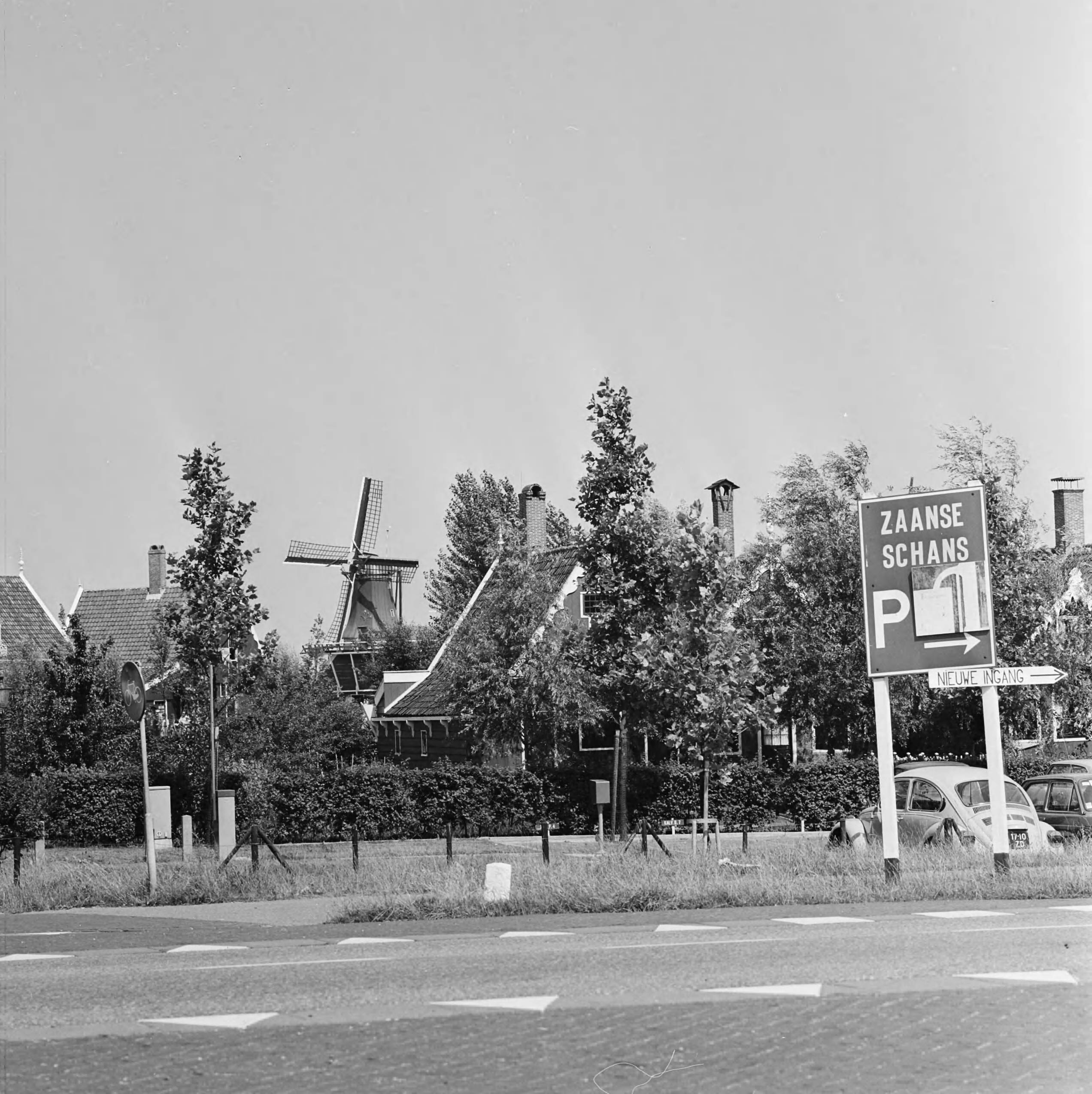 De Zaanse Schans met molens — [Bord met verwijzing naar parkeerplaats] — Foto: Mieremet, Rob / Anefo. Licentie: Set B: Rechtenvrij / Publiek Domein. Bron: Nationaal Archief. http://hdl.handle.net/10648/ac6eebbe-d0b4-102d-bcf8-003048976d84