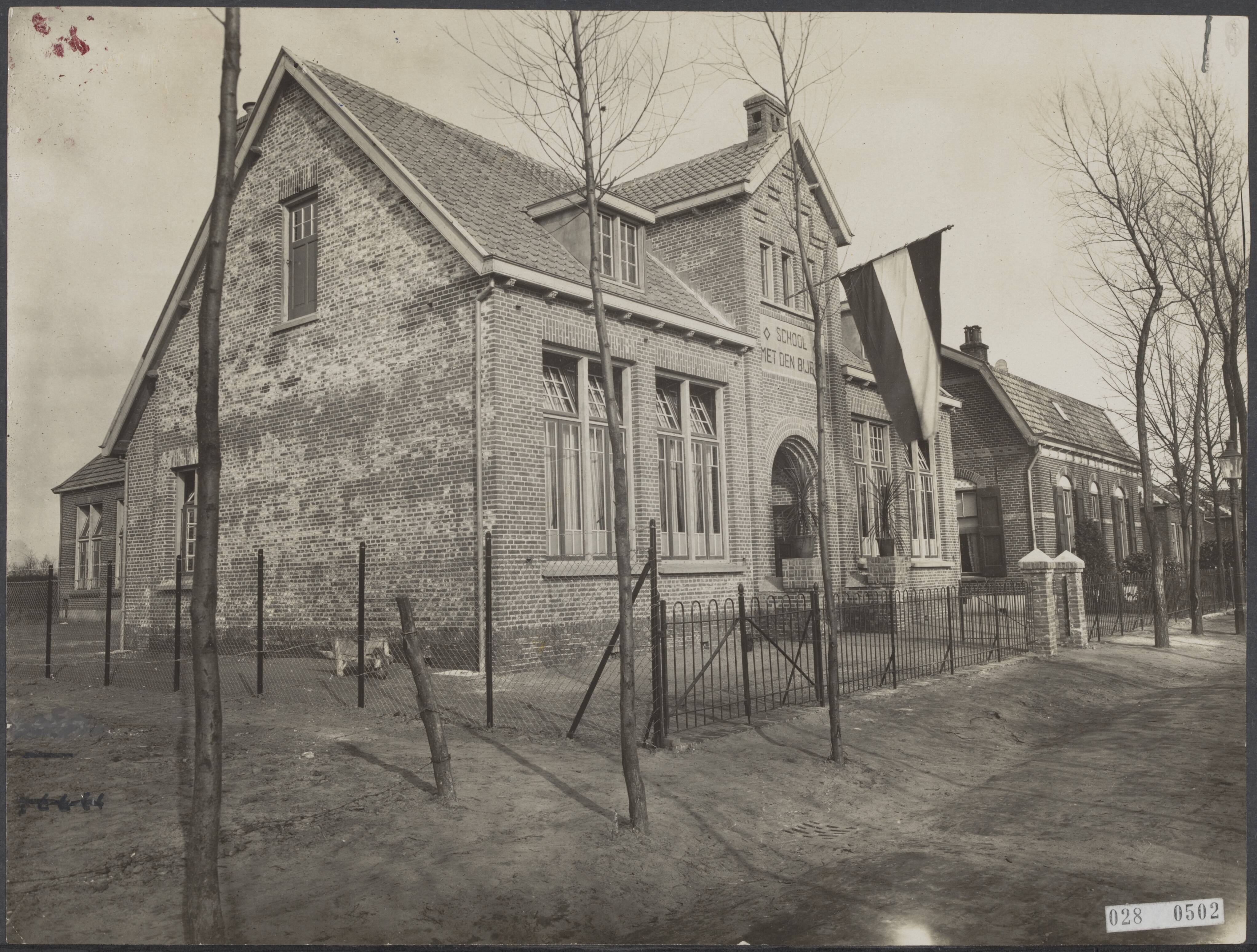 Fotocollectie Elsevier Binnenland — Gereformeerde U.L.O. school te Scherpenzeel — Foto: Fotopersbureau "Holland". Licentie: Set B: Rechtenvrij / Publiek Domein. Bron: Nationaal Archief. http://hdl.handle.net/10648/adddfc1a-d0b4-102d-bcf8-003048976d84