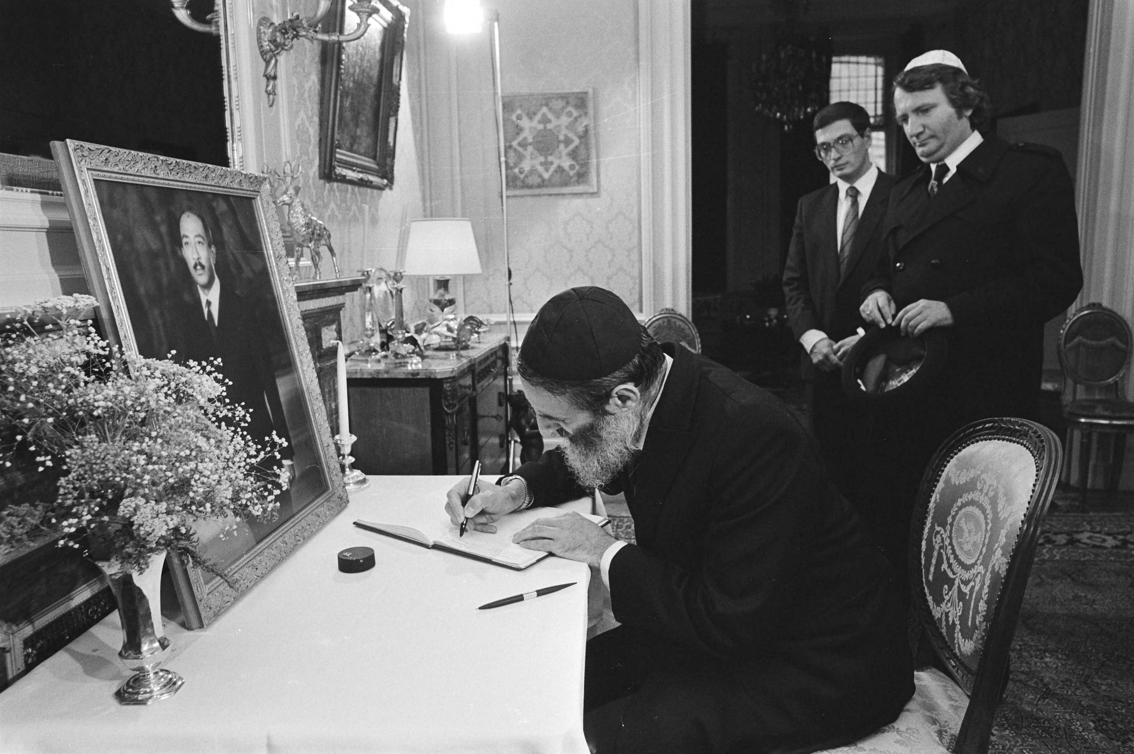 Mogelijkheid om het condoleance-register te tekenen van president Sadat in de Egyptische ambassade in Den Haag — Pereira, Boers en Soetendorp, 17 Soetendorp — Foto: Antonisse, Marcel / Anefo. Licentie: Set B: Rechtenvrij / Publiek Domein. Bron: Nationaal Archief. http://hdl.handle.net/10648/ad05e47e-d0b4-102d-bcf8-003048976d84