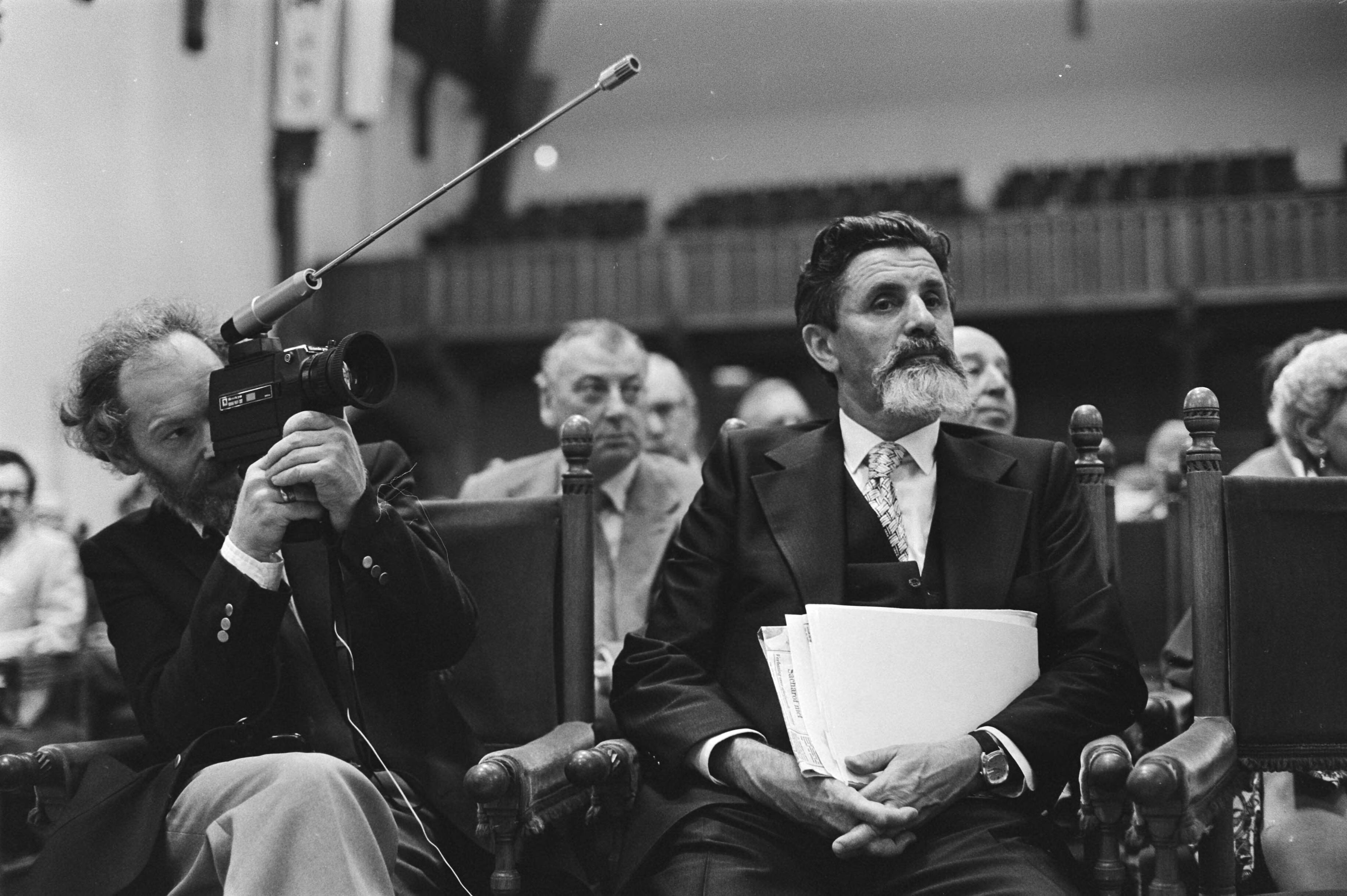 Fotocollectie Anefo — Het Sacharov-tribunaal te Den Haag , de dissidenten Alexader Ginsburg (filmend) en Mikhail Stern — Foto: Bogaerts, Rob / Anefo. Licentie: Set B: Rechtenvrij / Publiek Domein. Bron: Nationaal Archief. http://hdl.handle.net/10648/ace702fc-d0b4-102d-bcf8-003048976d84