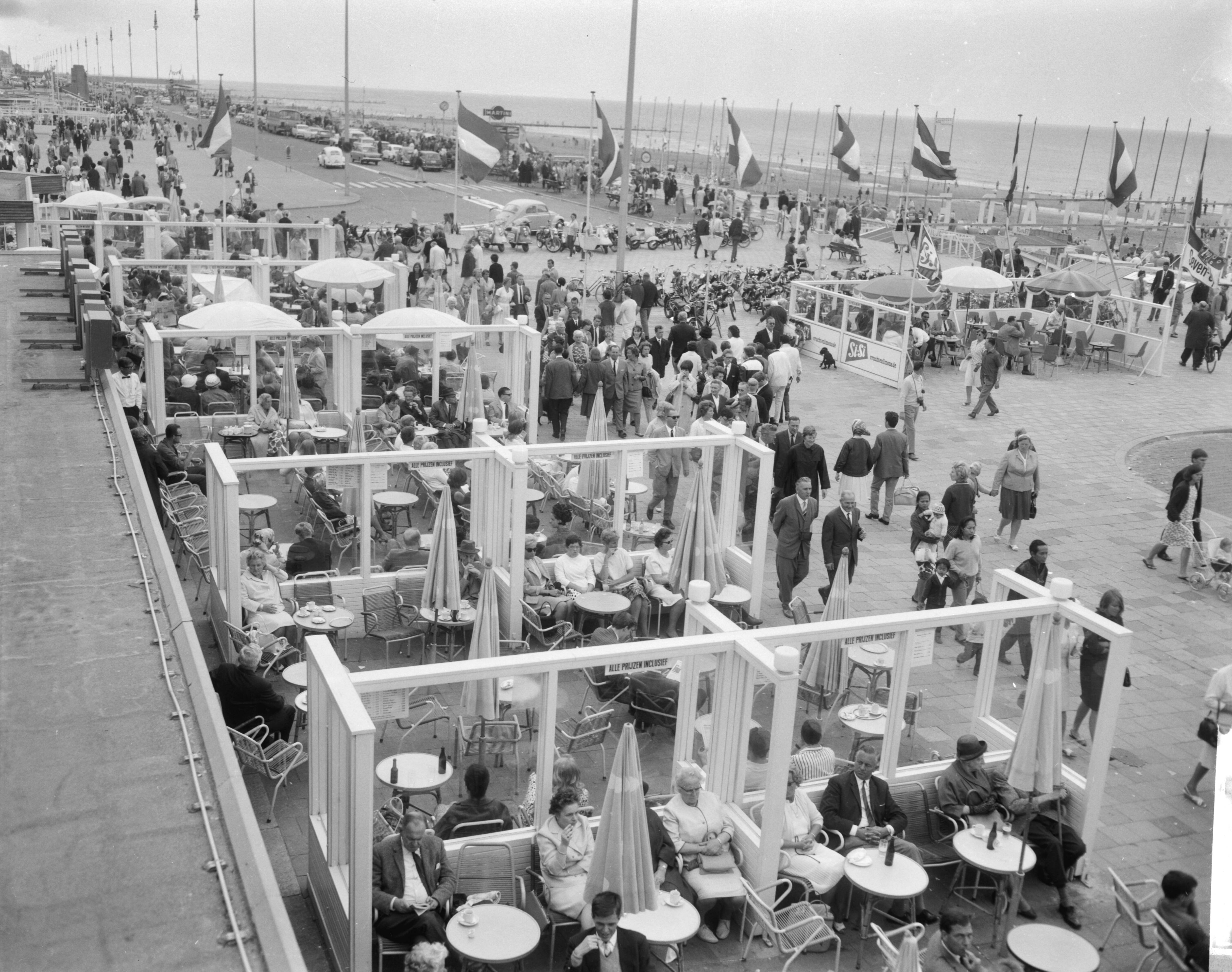 Fotocollectie Anefo — Scheveningen, publiek op terrassen en boulevard — Foto: Bilsen, Joop van / Anefo. Licentie: Set B: Rechtenvrij / Publiek Domein. Bron: Nationaal Archief. http://hdl.handle.net/10648/aabf9b2e-d0b4-102d-bcf8-003048976d84