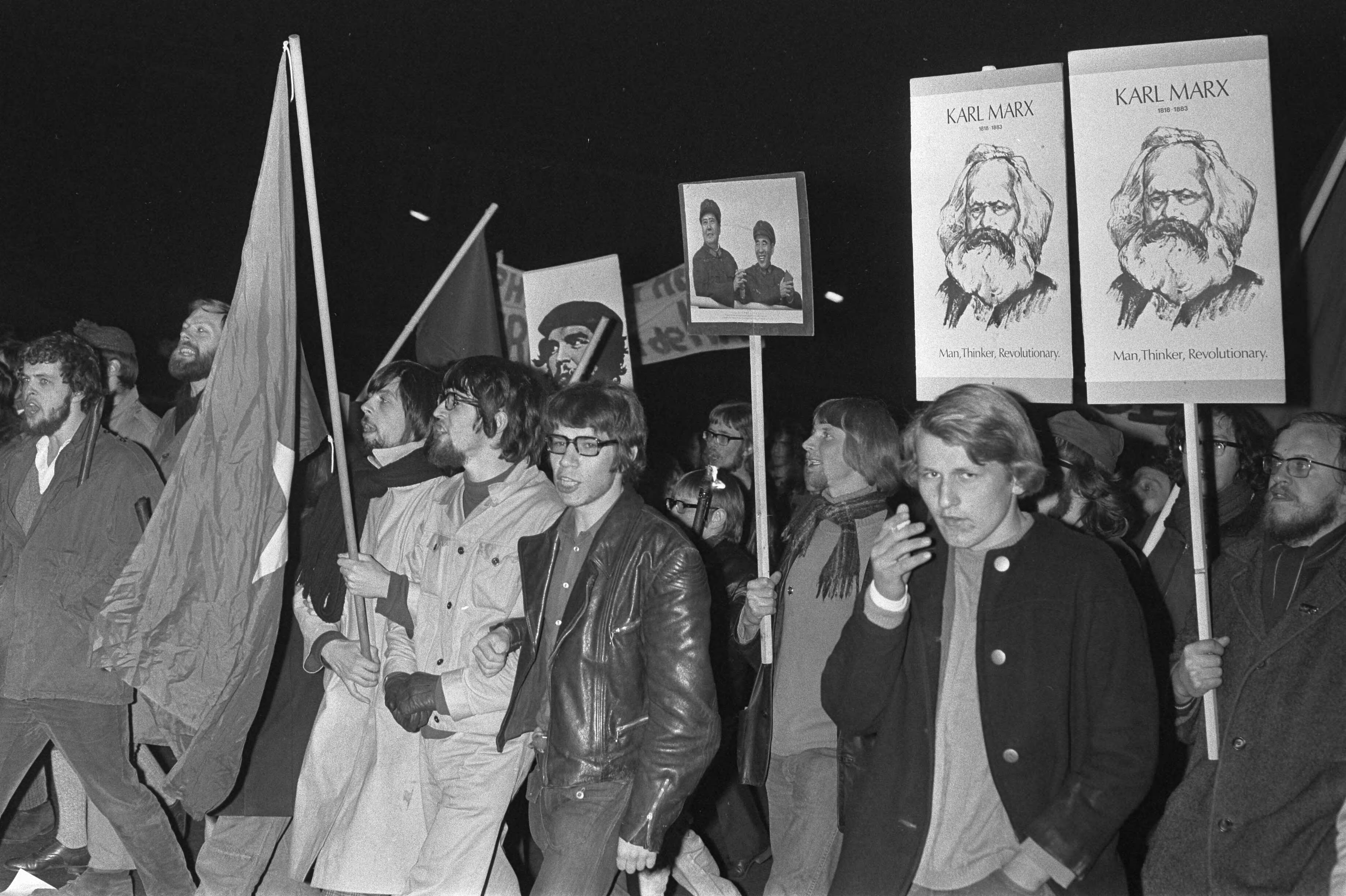 Fotocollectie Anefo — Demonstratie van plusminus 500 jongeren tegen bewind in Griekenland te Den Haag met politie te paard — Foto: Verhoeff, Bert / Anefo. Licentie: Set B: Rechtenvrij / Publiek Domein. Bron: Nationaal Archief. http://hdl.handle.net/10648/ab66138c-d0b4-102d-bcf8-003048976d84
