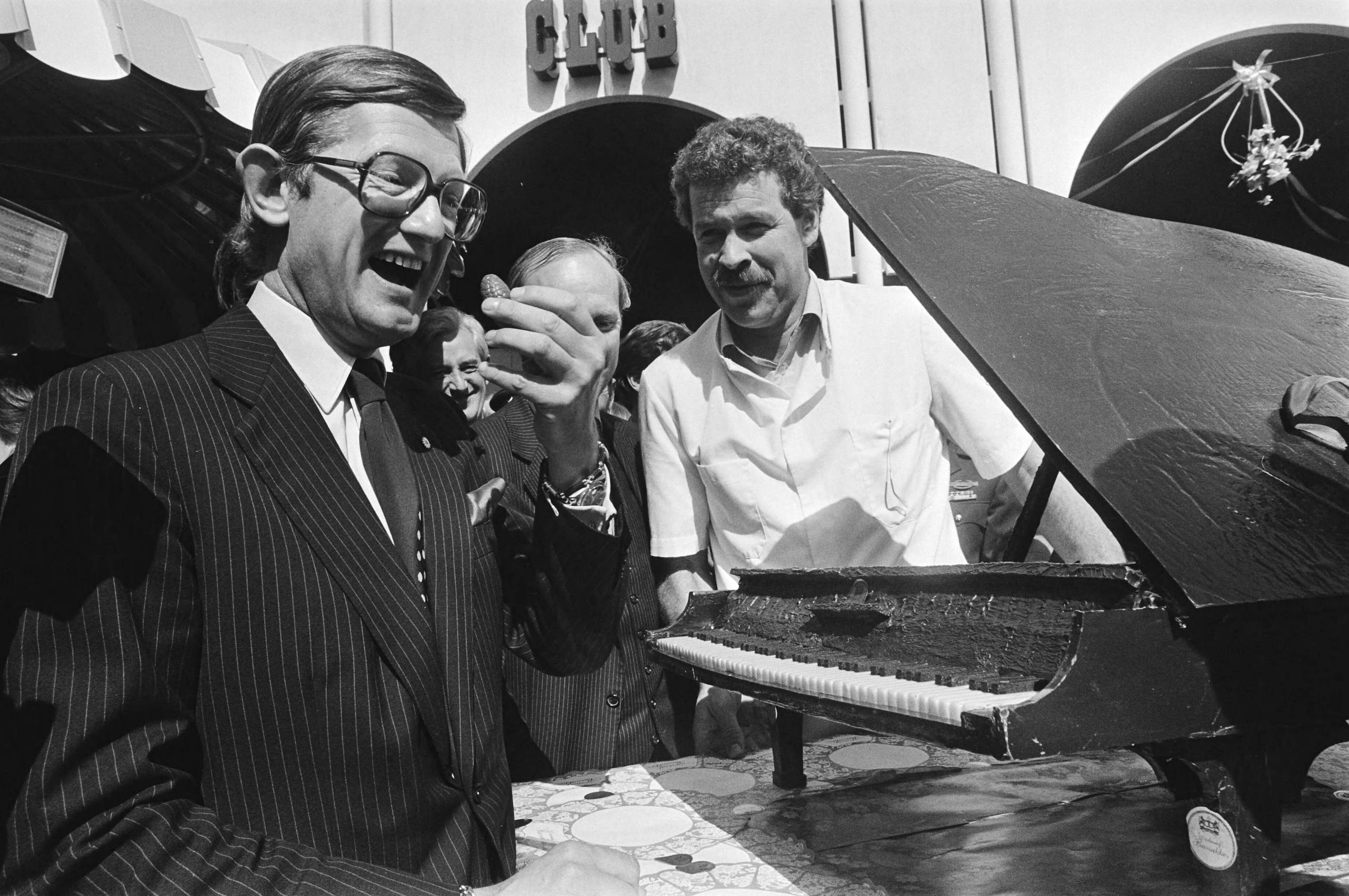 Fotocollectie Anefo — Uitreiking Oranje-wissel-objectief-1980 door Pieter van Vollenhoven aan Pieter Magielsen , ontving chocoladevleugel — Foto: Dijk, Hans van / Anefo. Licentie: Set B: Rechtenvrij / Publiek Domein. Bron: Nationaal Archief. http://hdl.handle.net/10648/acf99872-d0b4-102d-bcf8-003048976d84