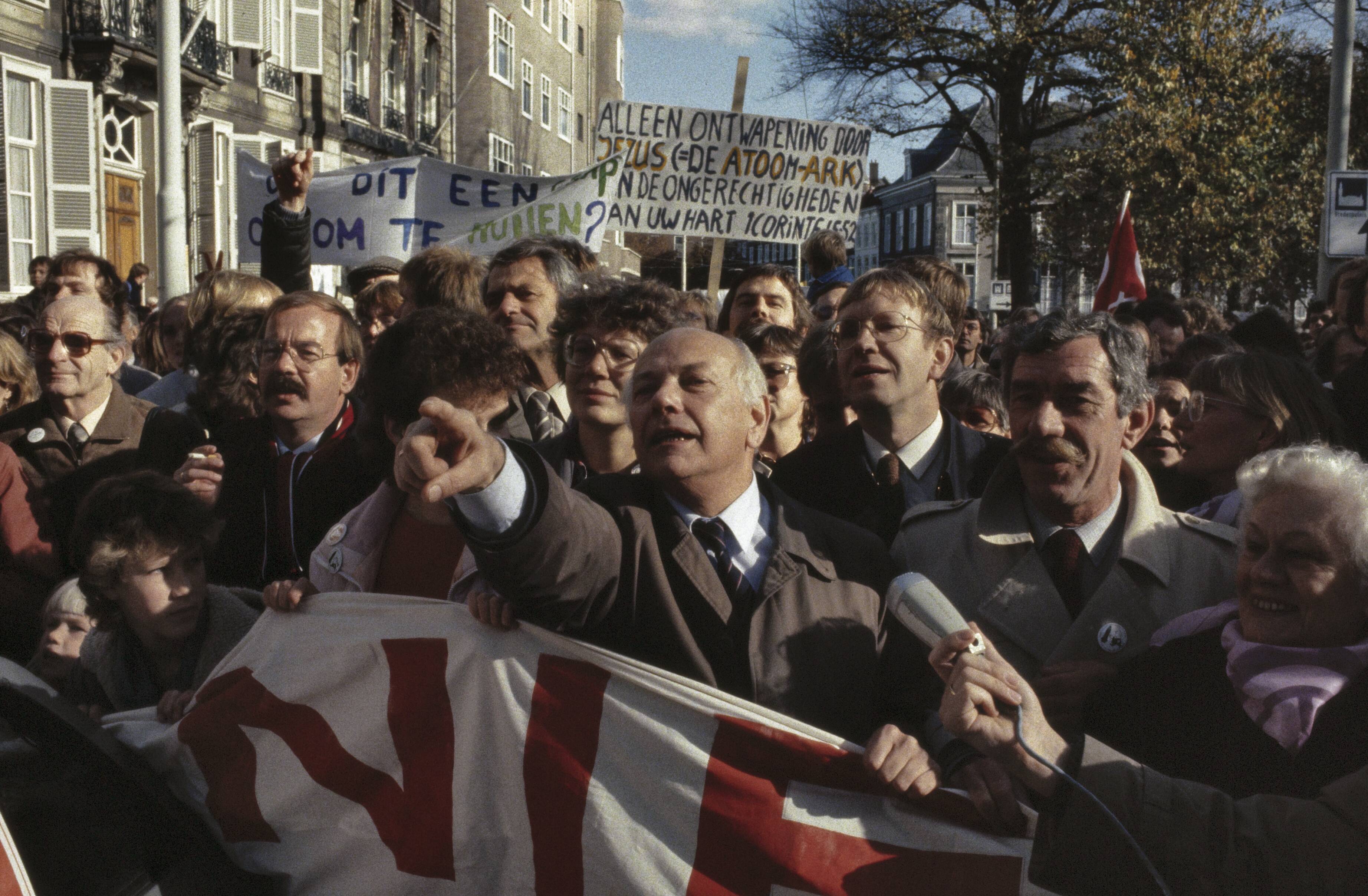 Fotocollectie Anefo — Anti kernwapendemonstratie in Den Haag ( 550 duizend deelnemers ); den Uyl (PvdA) loopt mee — Foto: Antonisse, Marcel / Anefo. Licentie: Set B: Rechtenvrij / Publiek Domein. Bron: Nationaal Archief. http://hdl.handle.net/10648/ad8b5f78-d0b4-102d-bcf8-003048976d84