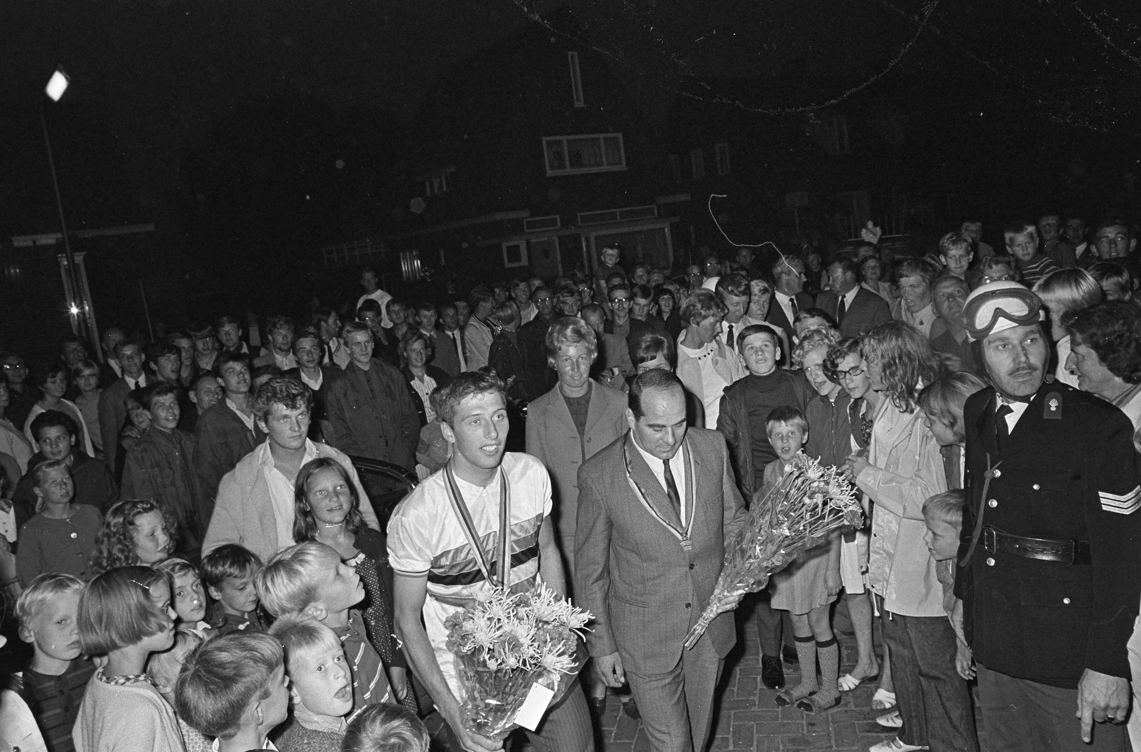 Fotocollectie Anefo — Huldiging Piet de Wit in Wormer. Hier samen met Noppi Koch in auto — Foto: Kroon, Ron / Anefo. Licentie: Set B: Rechtenvrij / Publiek Domein. Bron: Nationaal Archief. http://hdl.handle.net/10648/ab24f0f0-d0b4-102d-bcf8-003048976d84
