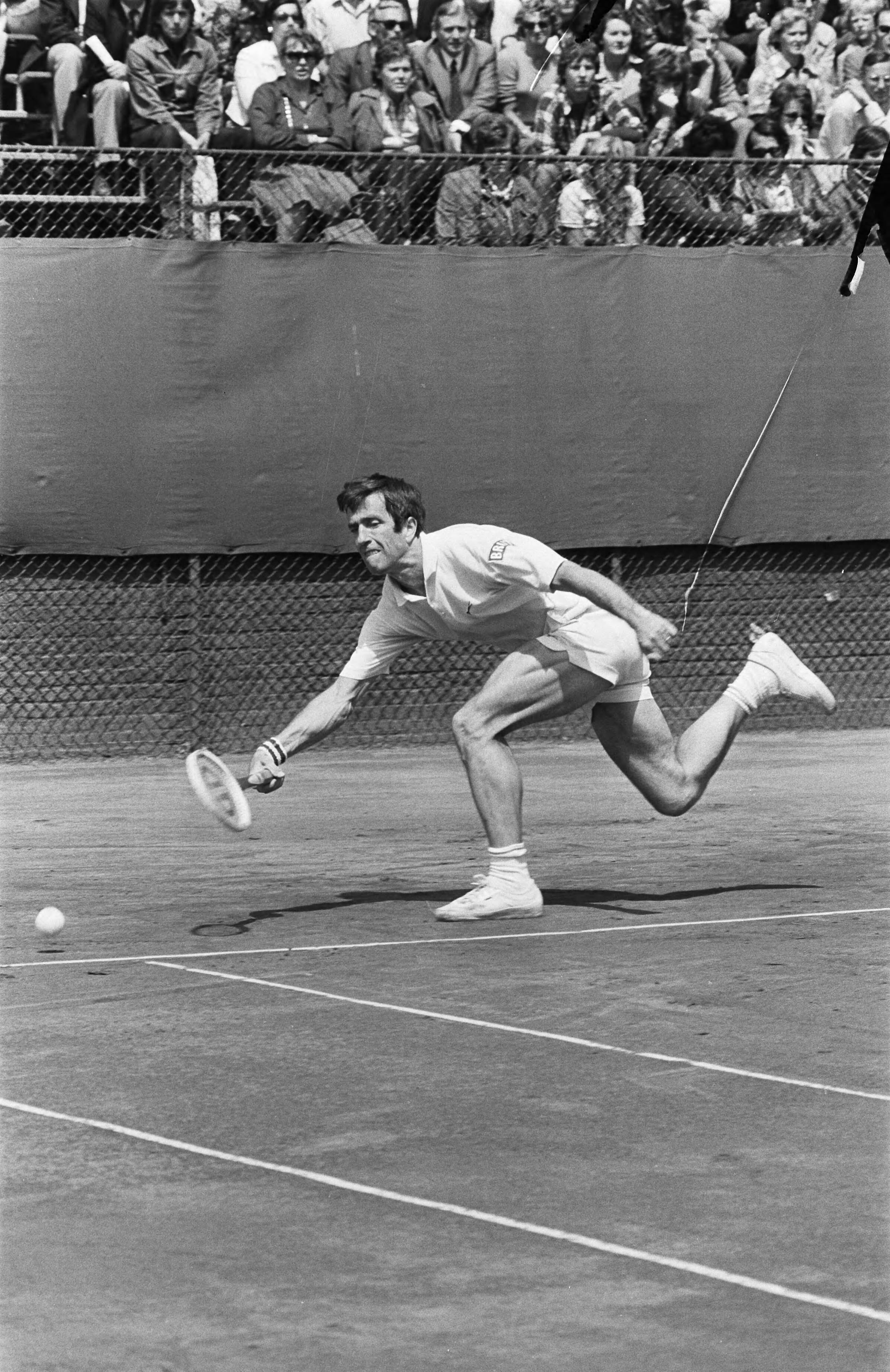 Internationale tenniskampioenschappen 1975 op het Melkhuisje in Hilversum — Jaciffret in aktie — Foto: Verhoeff, Bert / Anefo. Licentie: Set B: Rechtenvrij / Publiek Domein. Bron: Nationaal Archief. http://hdl.handle.net/10648/ac6dad08-d0b4-102d-bcf8-003048976d84