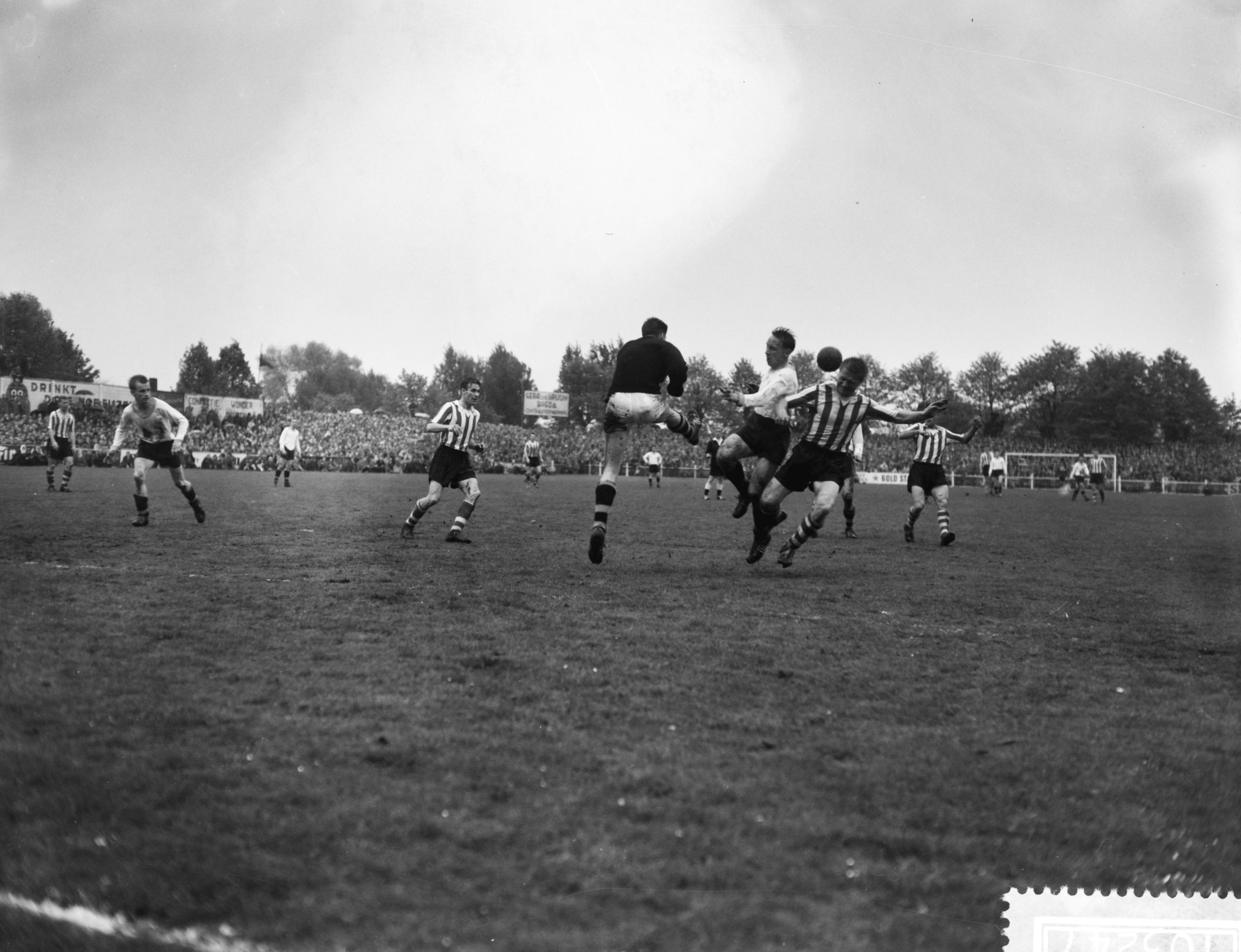 Fotocollectie Anefo — Voetbal. NAC tegen Sparta 0-3. Spelmoment voor het Sparta-doel — Foto: Rossem, Wim van / Anefo. Licentie: Set B: Rechtenvrij / Publiek Domein. Bron: Nationaal Archief. http://hdl.handle.net/10648/a99285ea-d0b4-102d-bcf8-003048976d84