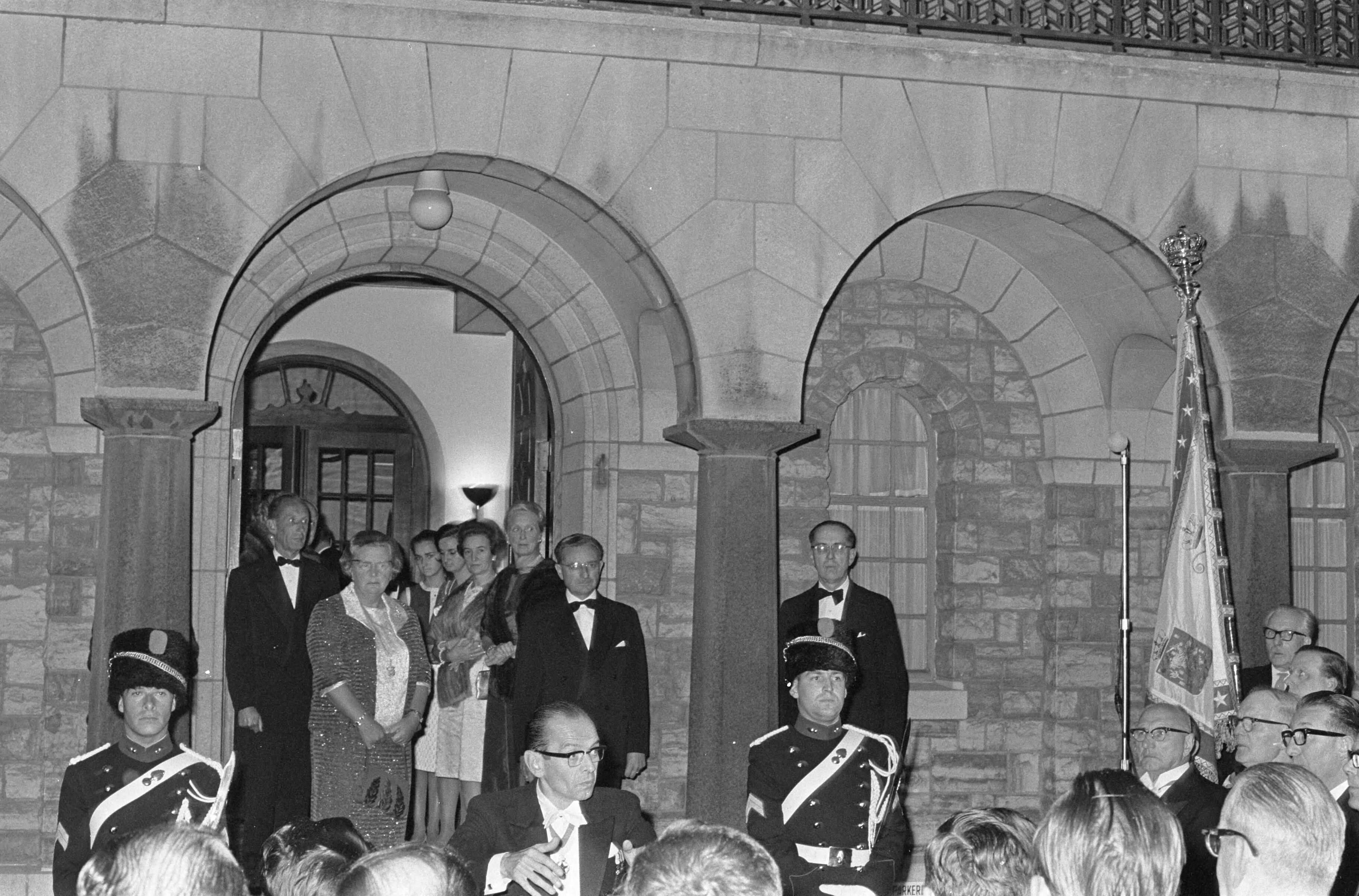 Werkbezoek van koningin Juliana aan Zuid-Limburg — Koningin Juliana bij aankoms op het bordes van het oude gouvernement aan de Bouillonstraat te Maastricht — Foto: Fotograaf Onbekend / Anefo. Licentie: Set B: Rechtenvrij / Publiek Domein. Bron: Nationaal Archief. http://hdl.handle.net/10648/aafcac1c-d0b4-102d-bcf8-003048976d84