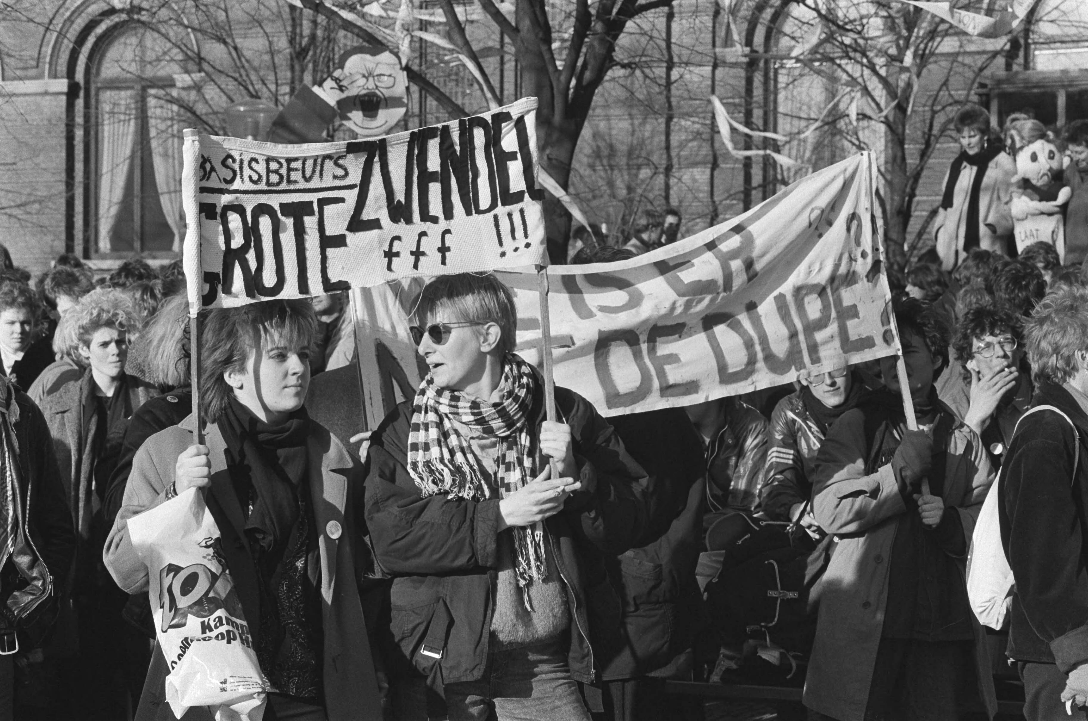 Studentendemonstratie tegen studiefinanciering in Den Haag — Spandoek "Basisbeurs zwendel" — Foto: Croes, Rob C. / Anefo. Licentie: Set B: Rechtenvrij / Publiek Domein. Bron: Nationaal Archief. http://hdl.handle.net/10648/ad4f16d0-d0b4-102d-bcf8-003048976d84