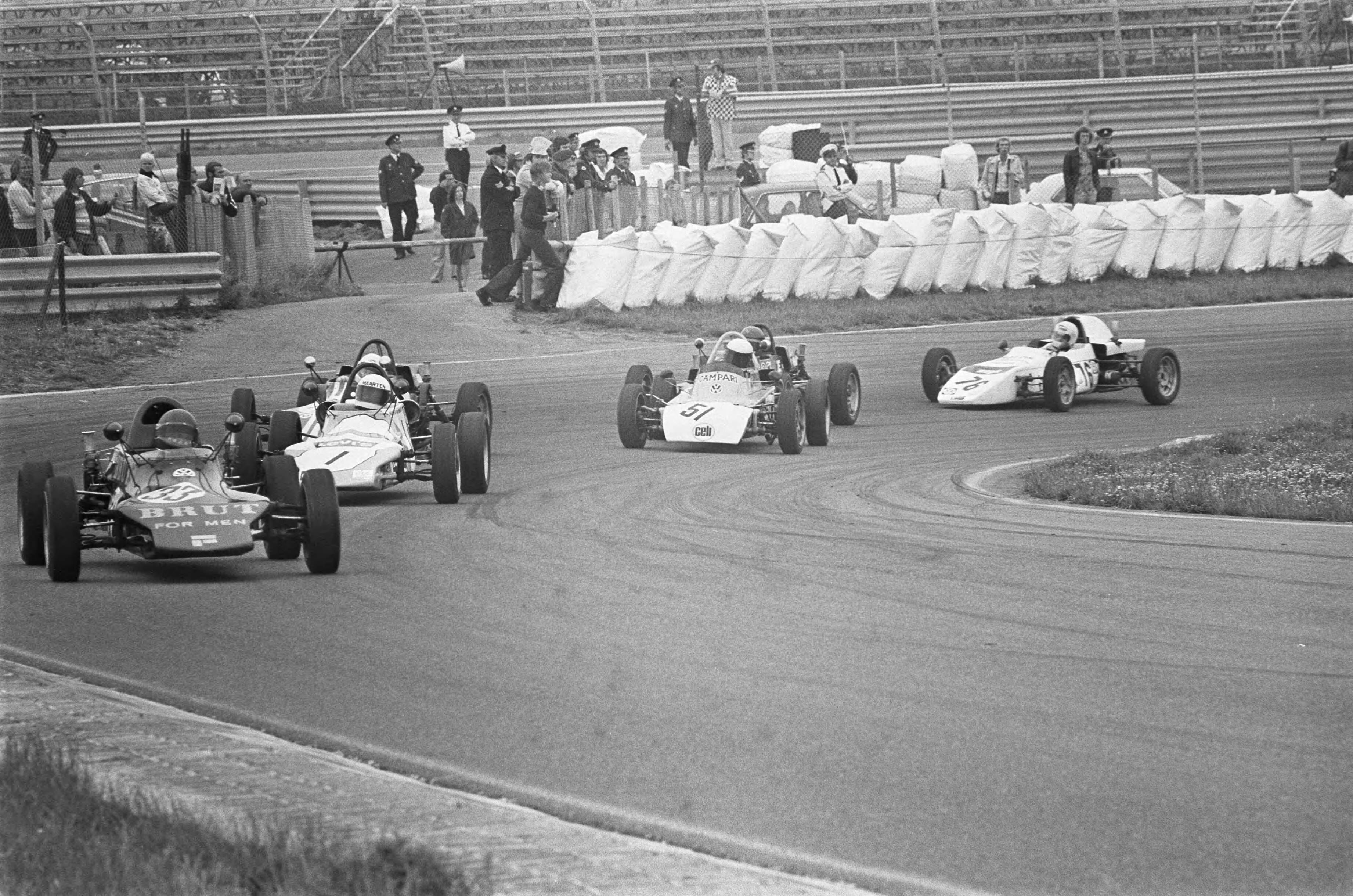 Grote Prijs van Zandvoort in 1975 — Formule Vee racewagens in aktie — Foto: Croes, Rob C. / Anefo. Licentie: Set B: Rechtenvrij / Publiek Domein. Bron: Nationaal Archief. http://hdl.handle.net/10648/ac6df358-d0b4-102d-bcf8-003048976d84