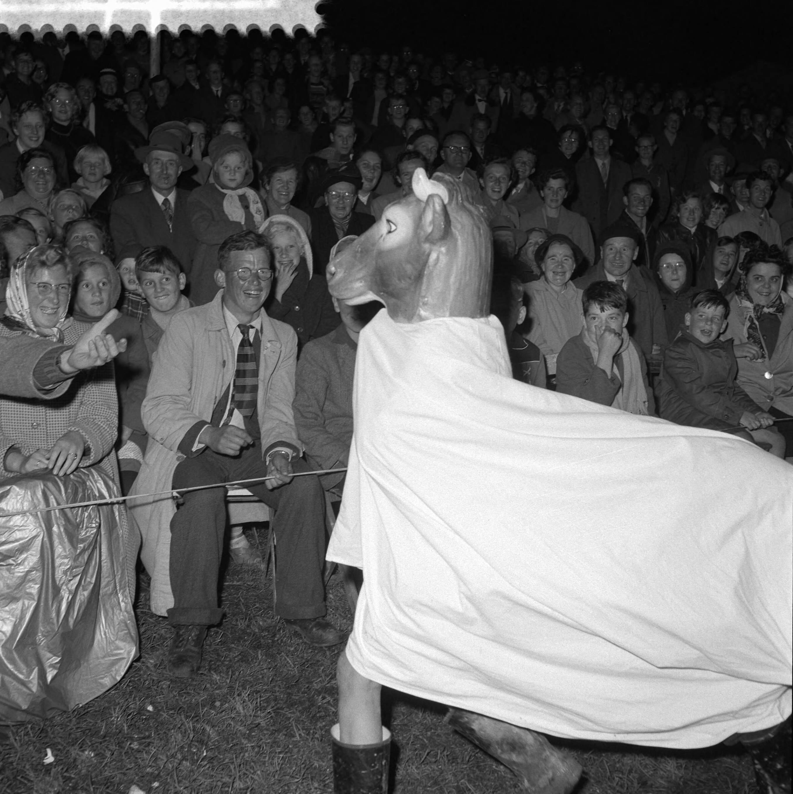 Avondfeest 75 jaar kaasmarkt Bodegraven — Foto: Behrens, Herbert F. / Anefo. — Licentie: Set B: Rechtenvrij / Publiek Domein. Bron: Nationaal Archief. http://hdl.handle.net/10648/a96a5b2e-d0b4-102d-bcf8-003048976d84
