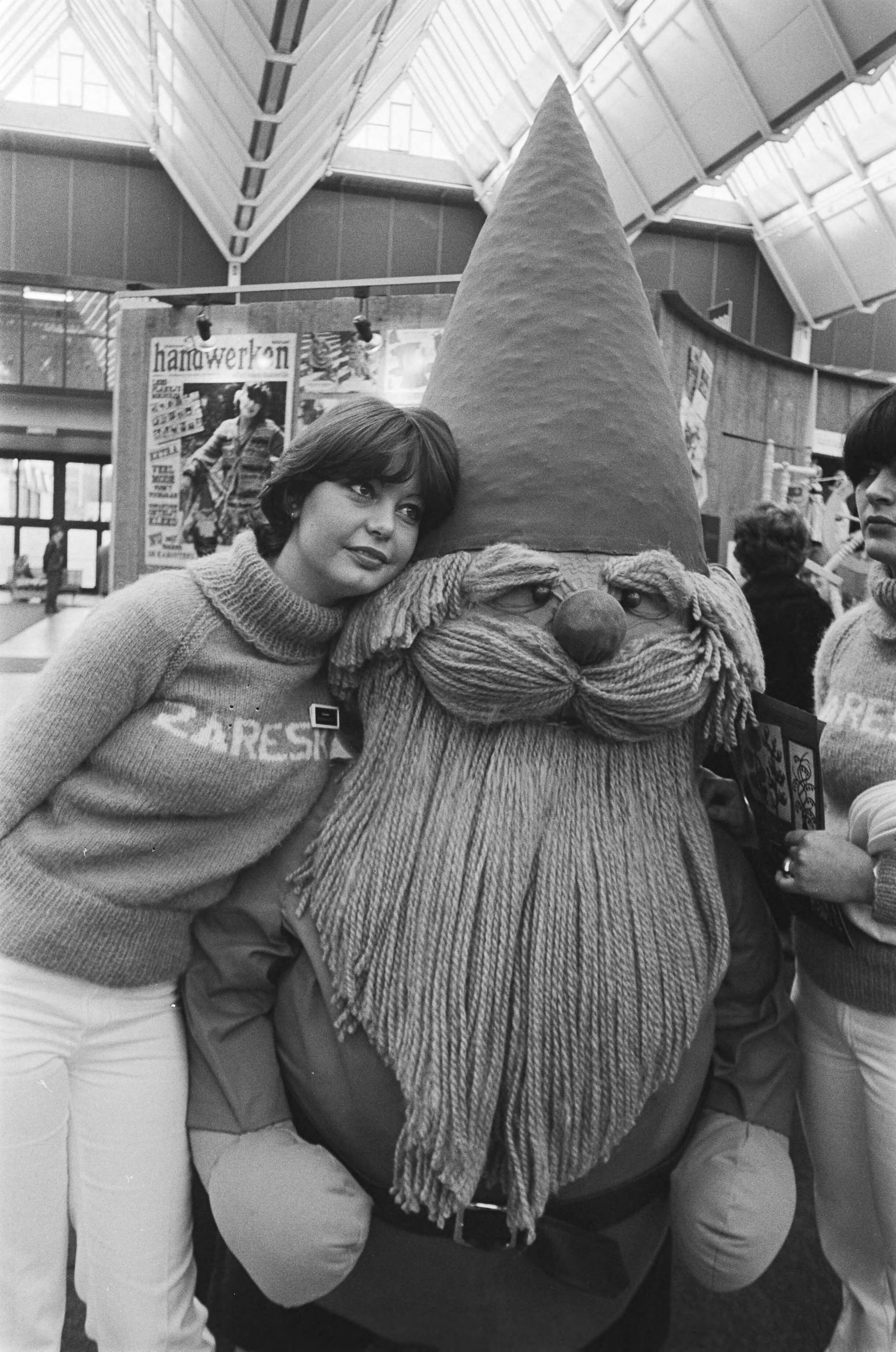 Fotocollectie Anefo — Kreatiefbeurs in Jaarbeurs Utrecht; reuzenkabouter van Rien Poortvliet — Foto: Bogaerts, Rob / Anefo. Licentie: Set B: Rechtenvrij / Publiek Domein. Bron: Nationaal Archief. http://hdl.handle.net/10648/acaacea4-d0b4-102d-bcf8-003048976d84
