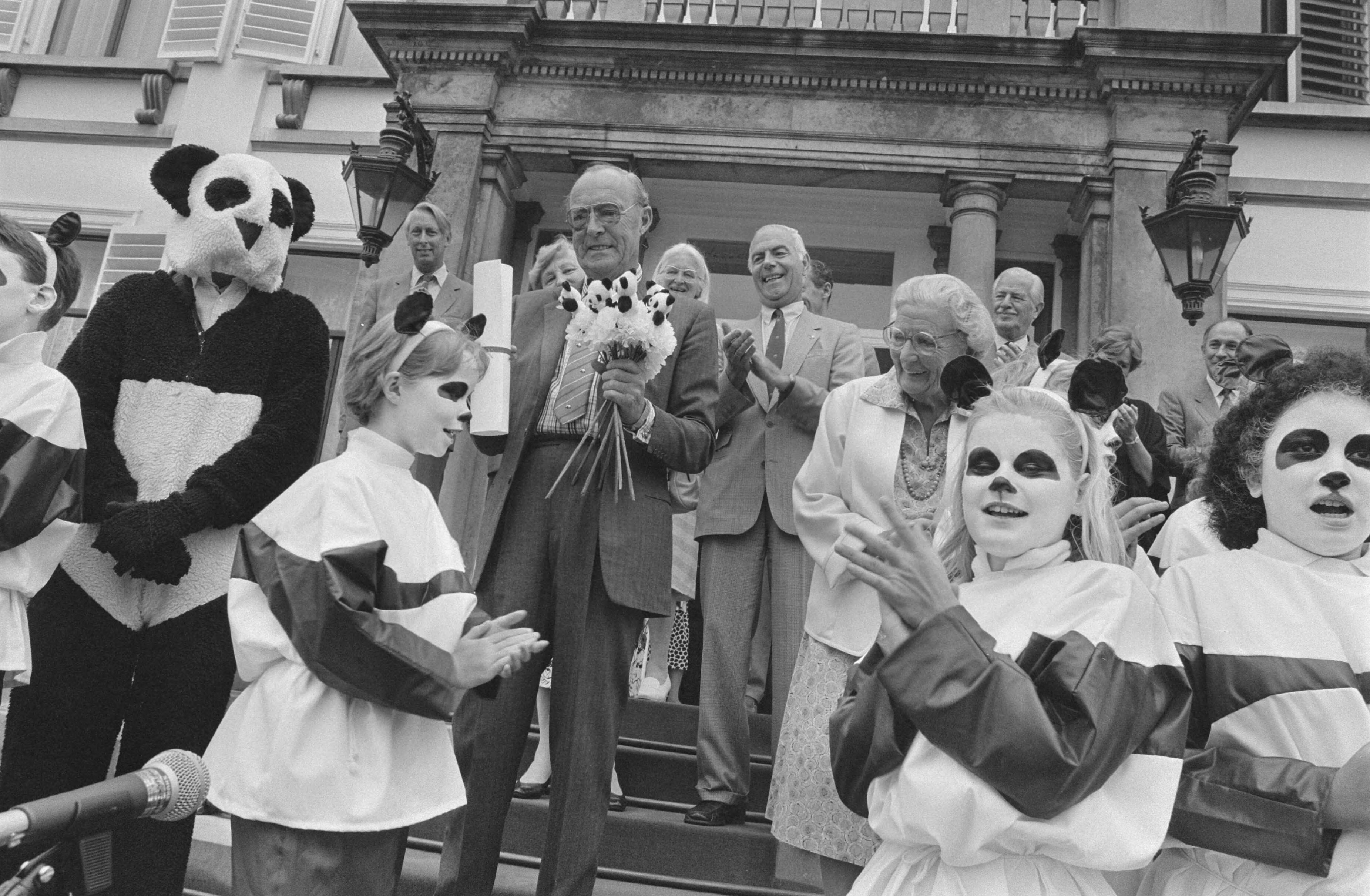 Fotocollectie Anefo — Prins Bernhard en prinses Juliana tussen als panda verklede kinderen op paleis Soestdijk — Foto: Bogaerts, Rob / Anefo. Licentie: Set B: Rechtenvrij / Publiek Domein. Bron: Nationaal Archief. http://hdl.handle.net/10648/ad7c7652-d0b4-102d-bcf8-003048976d84