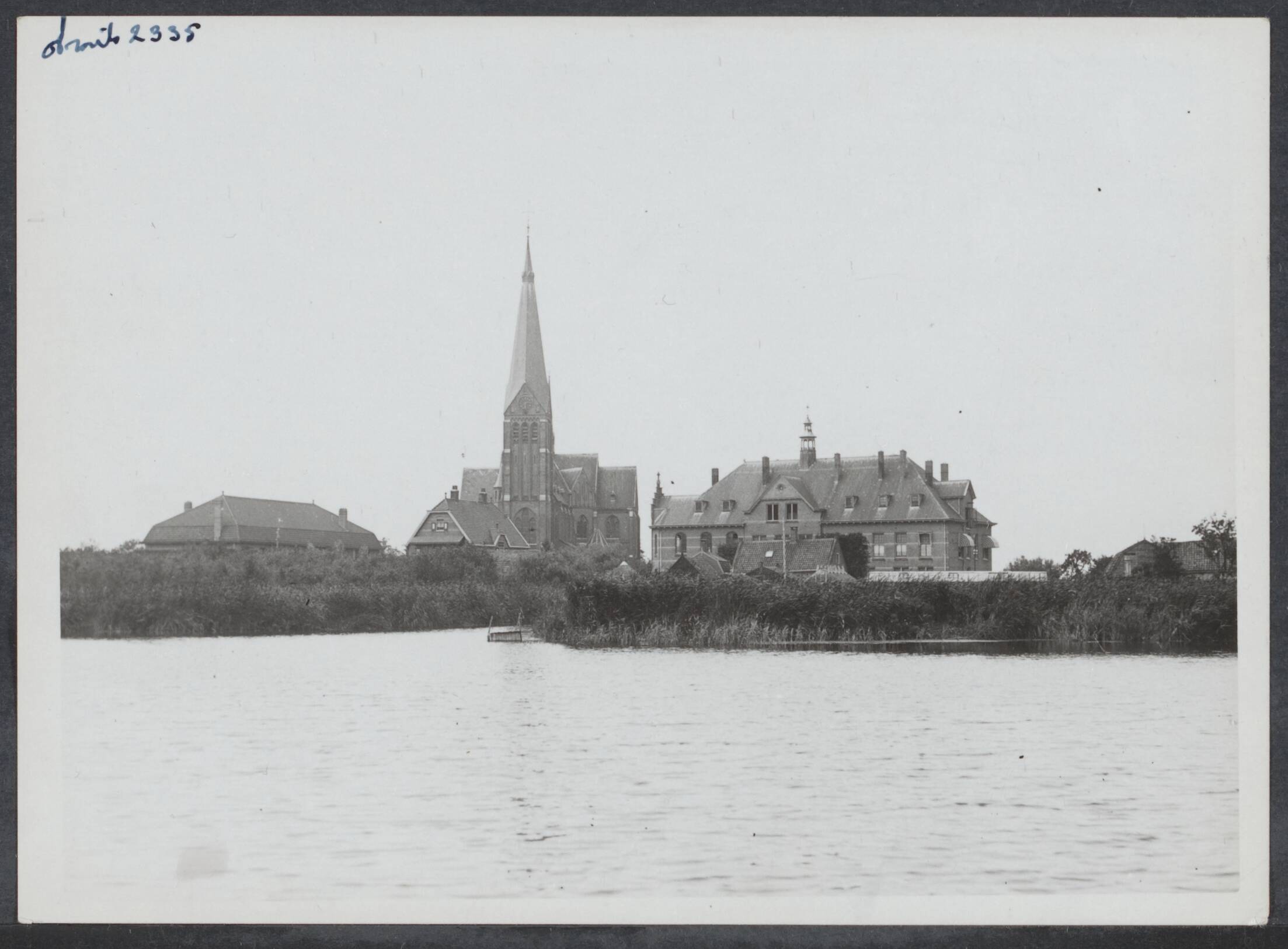 Aalst t/m Aartswoud — Ter Aar. [Langeraar met zicht op de Heilige Adrianuskerk en St. Anthonis rustoord] — Foto: Onbekend / Publiek Domein of Rechtenvrij. Licentie: Set B: Rechtenvrij / Publiek Domein. Bron: Nationaal Archief. http://hdl.handle.net/10648/1619e7c5-46c1-e575-3c58-589fd83575ca