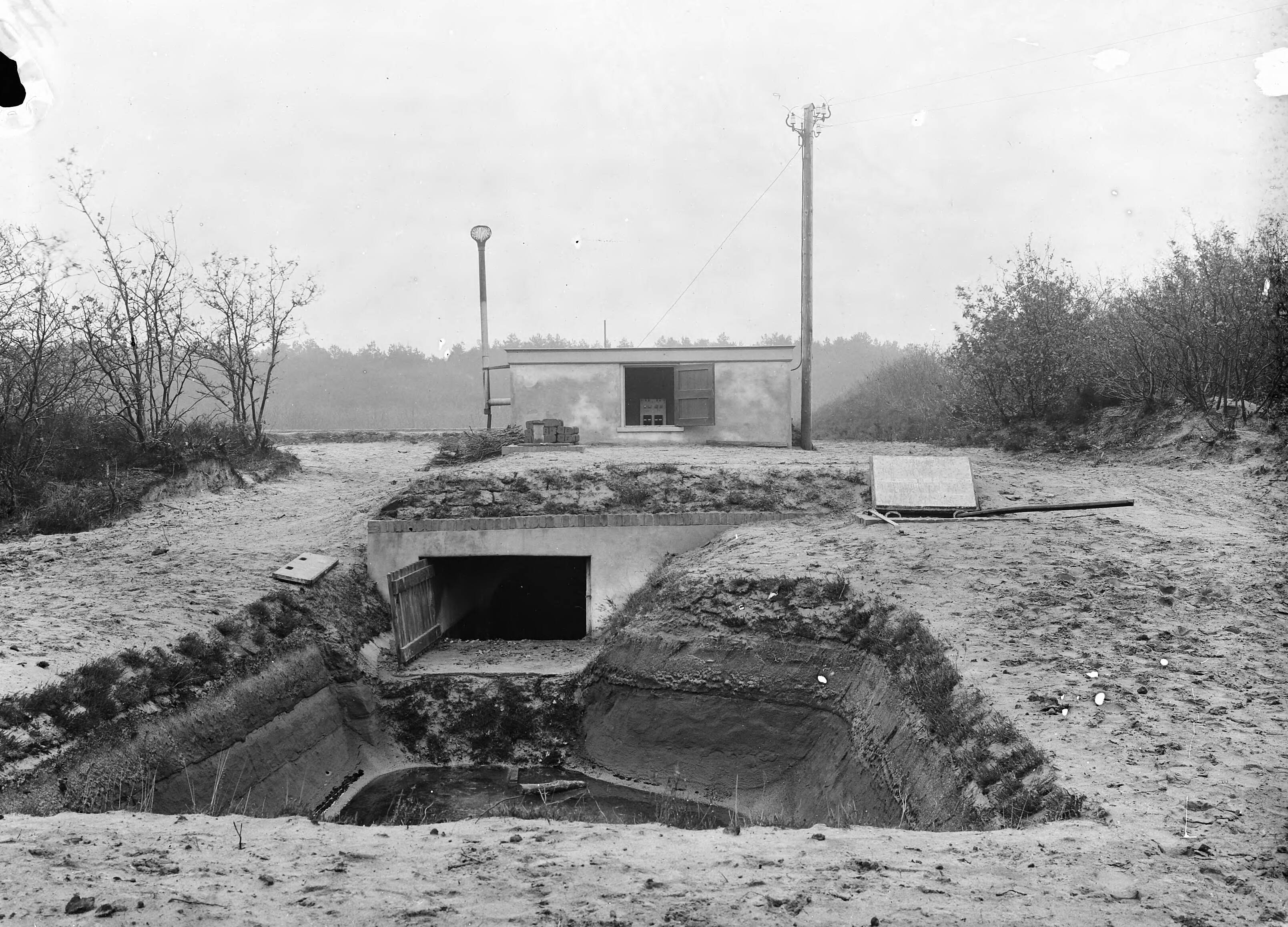 Fotocollectie Nederlandse Heidemaatschappij — Den Dolder|reinigingsvelden |pompstations — Foto: Fotograaf Onbekend / Heidemij. Licentie: Set B: Rechtenvrij / Publiek Domein. Bron: Nationaal Archief. http://hdl.handle.net/10648/ae42c1fe-d0b4-102d-bcf8-003048976d84