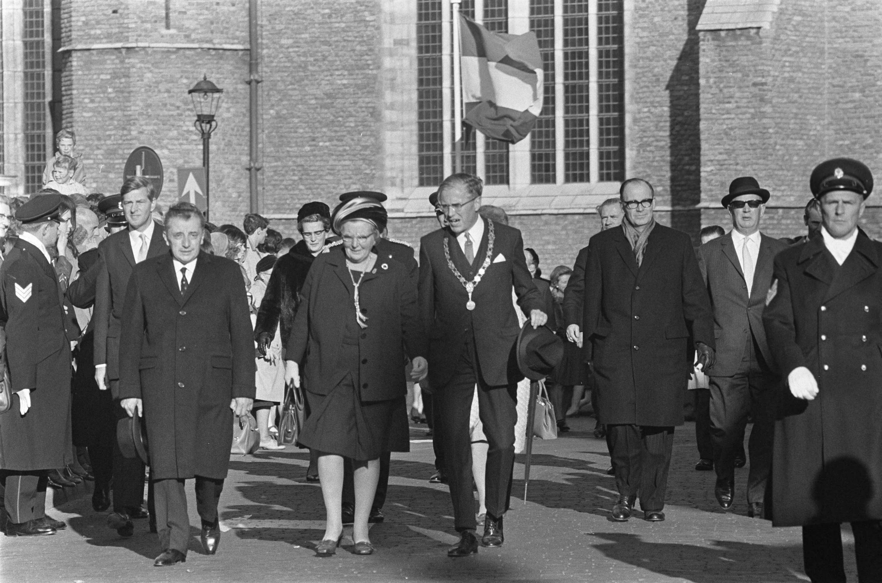 Fotocollectie Anefo — Koningin Juliana bezoekt Zeeland ter gelegenheid herdenking bevrijding van Zeeland 25 jaar geleden — Foto: Koch, Eric / Anefo. Licentie: Set B: Rechtenvrij / Publiek Domein. Bron: Nationaal Archief. http://hdl.handle.net/10648/ab7f8a4c-d0b4-102d-bcf8-003048976d84