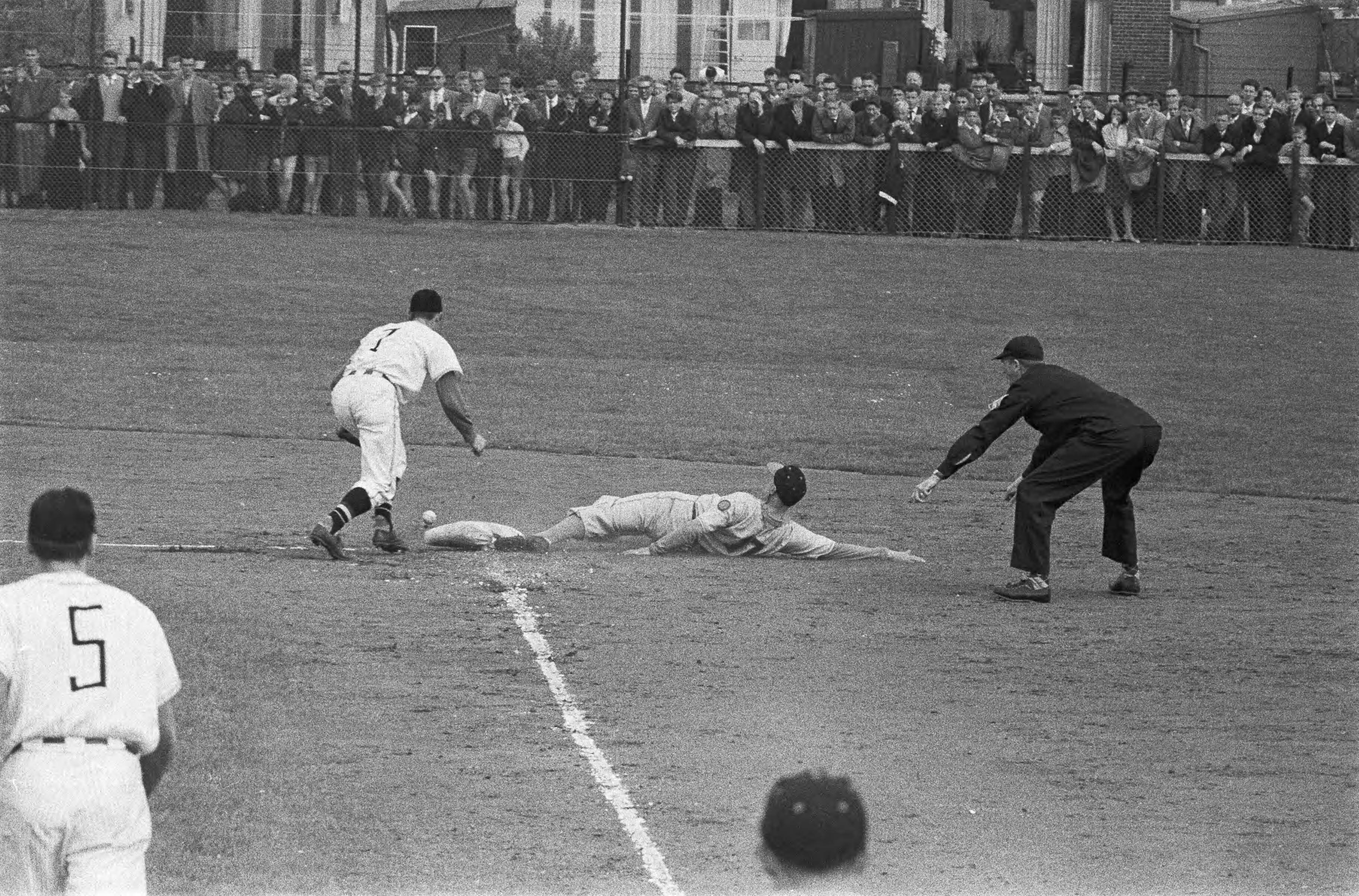 Fotocollectie Anefo — Honkba.l Nederland tegen België 8-1 te Haarlem — Foto: Rossem, Wim van / Anefo. Licentie: Set B: Rechtenvrij / Publiek Domein. Bron: Nationaal Archief. http://hdl.handle.net/10648/a9af3910-d0b4-102d-bcf8-003048976d84